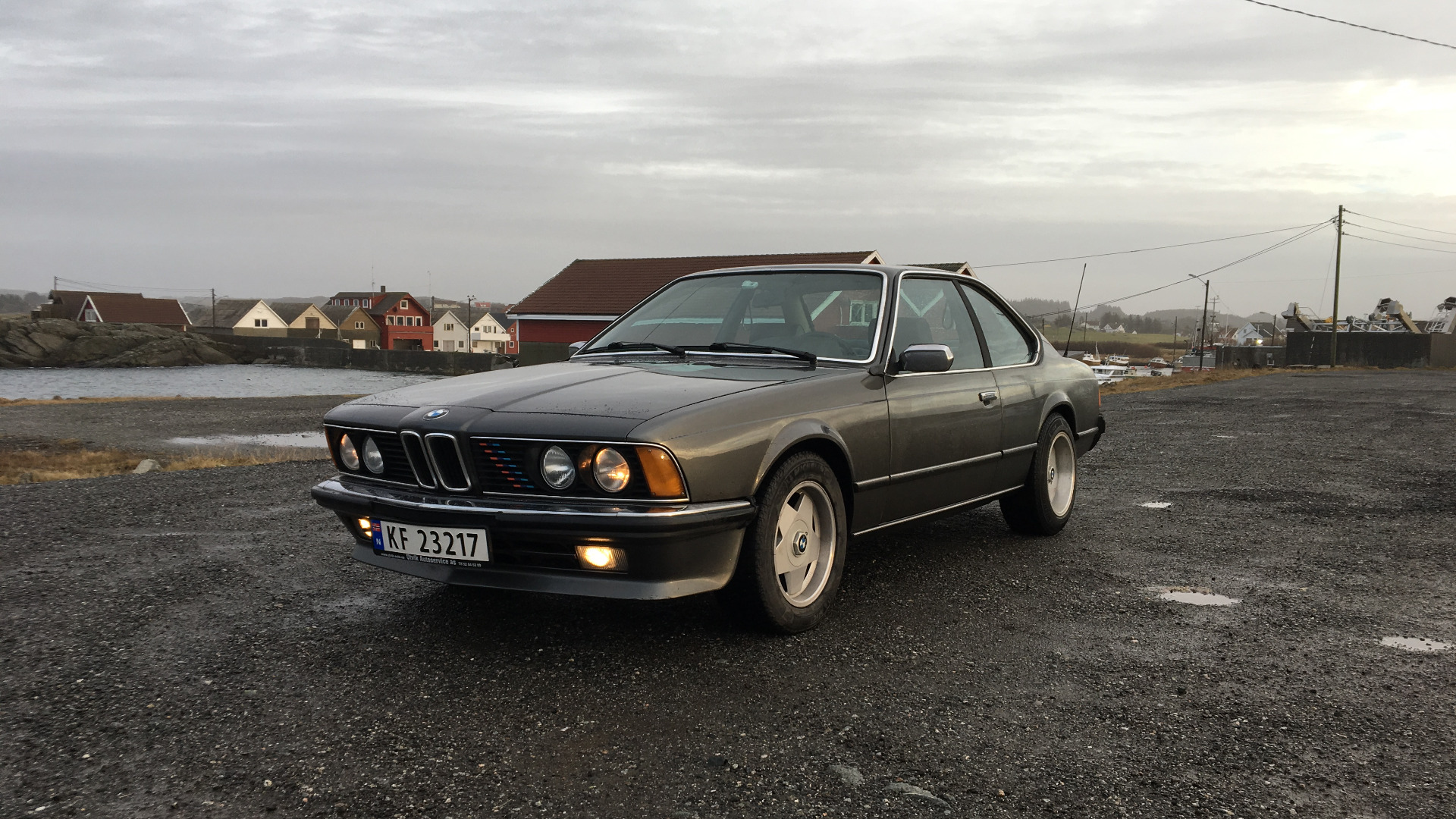 BMWen med de gamle felgene.