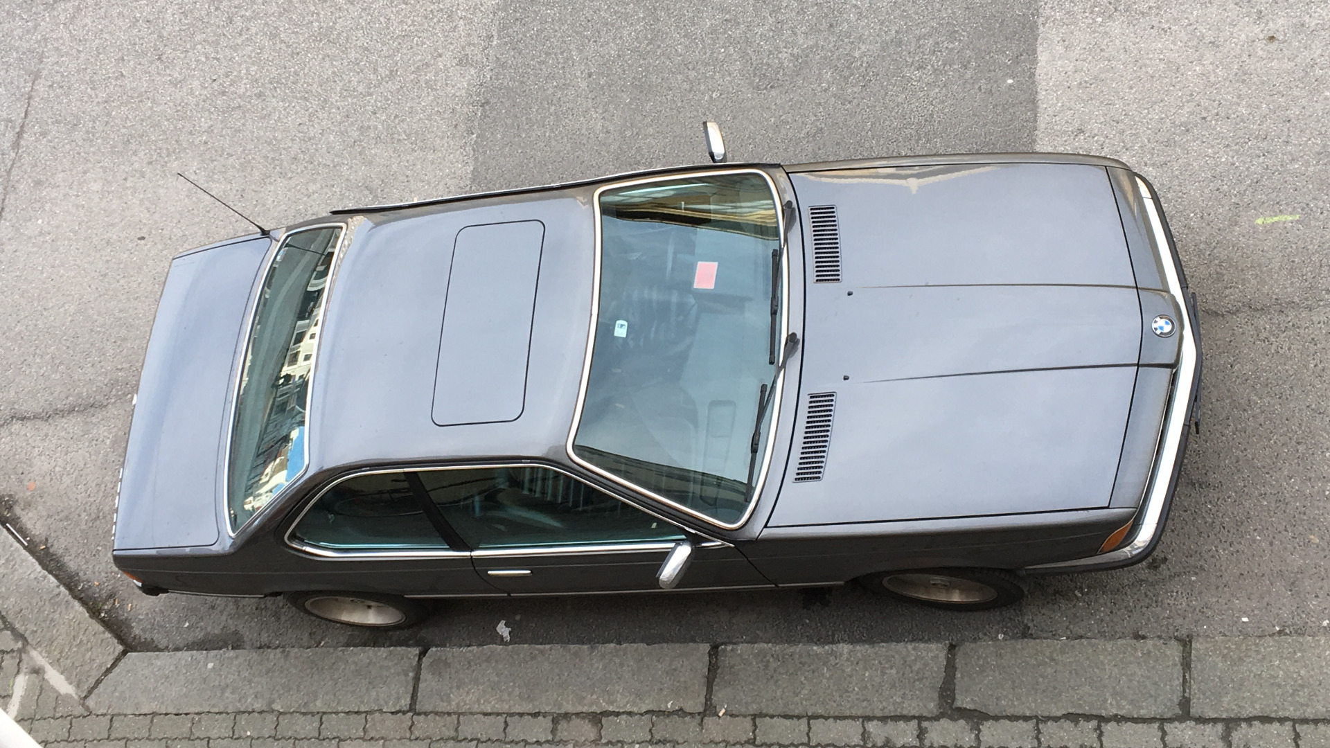 Den spisse og fremoverlente fronten er noe Jansen liker best med bilen.