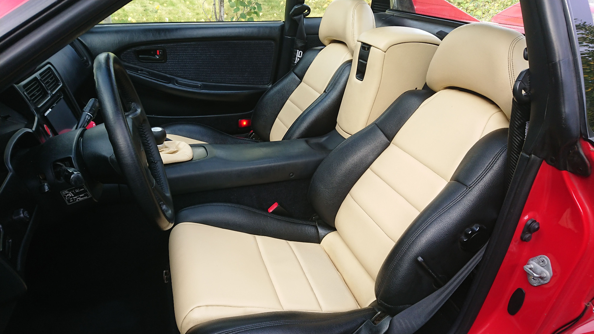 Sportsstoler i beige og svart.