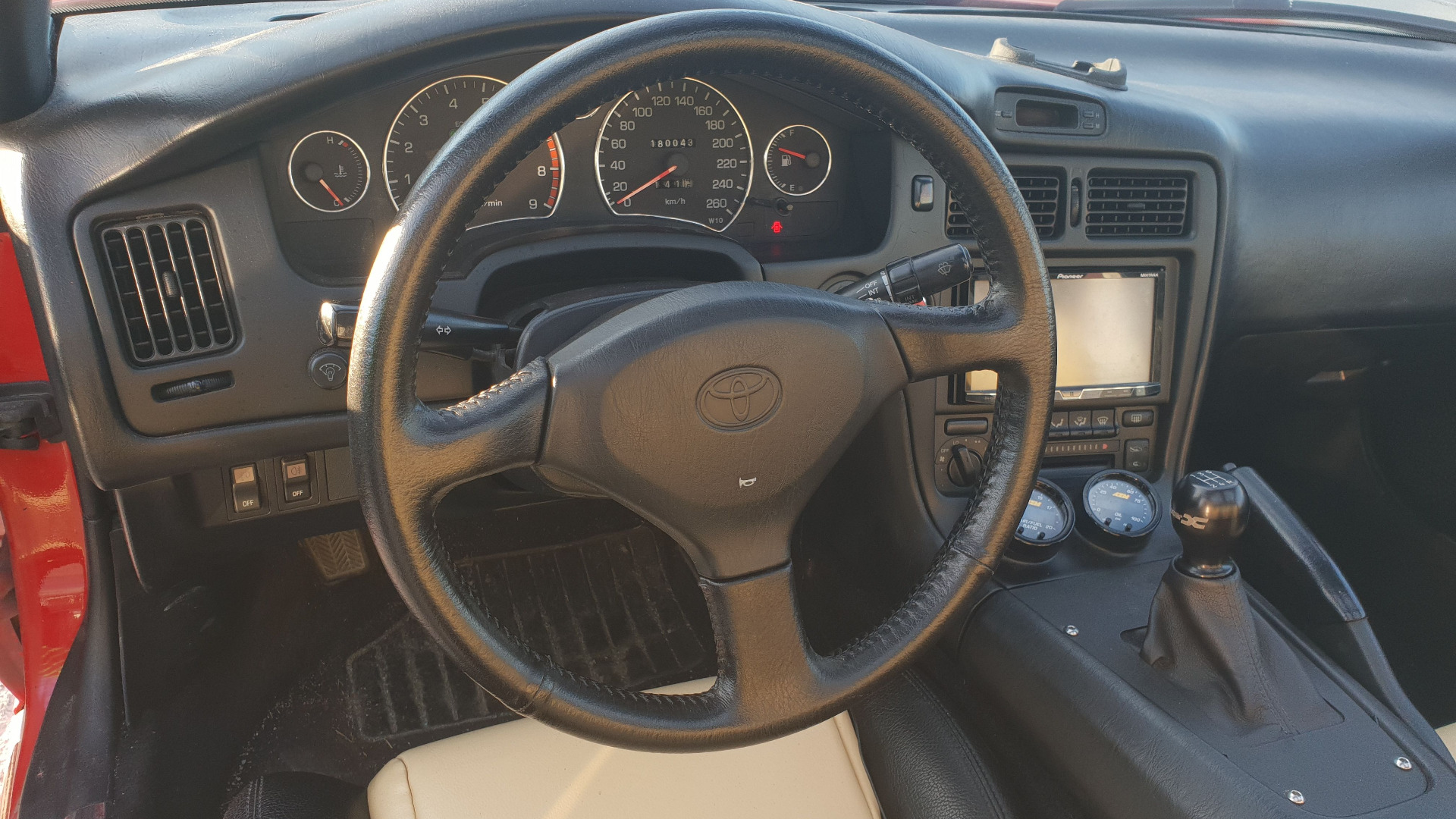 Dashbord med ny instrumentering i midtkonsoll.