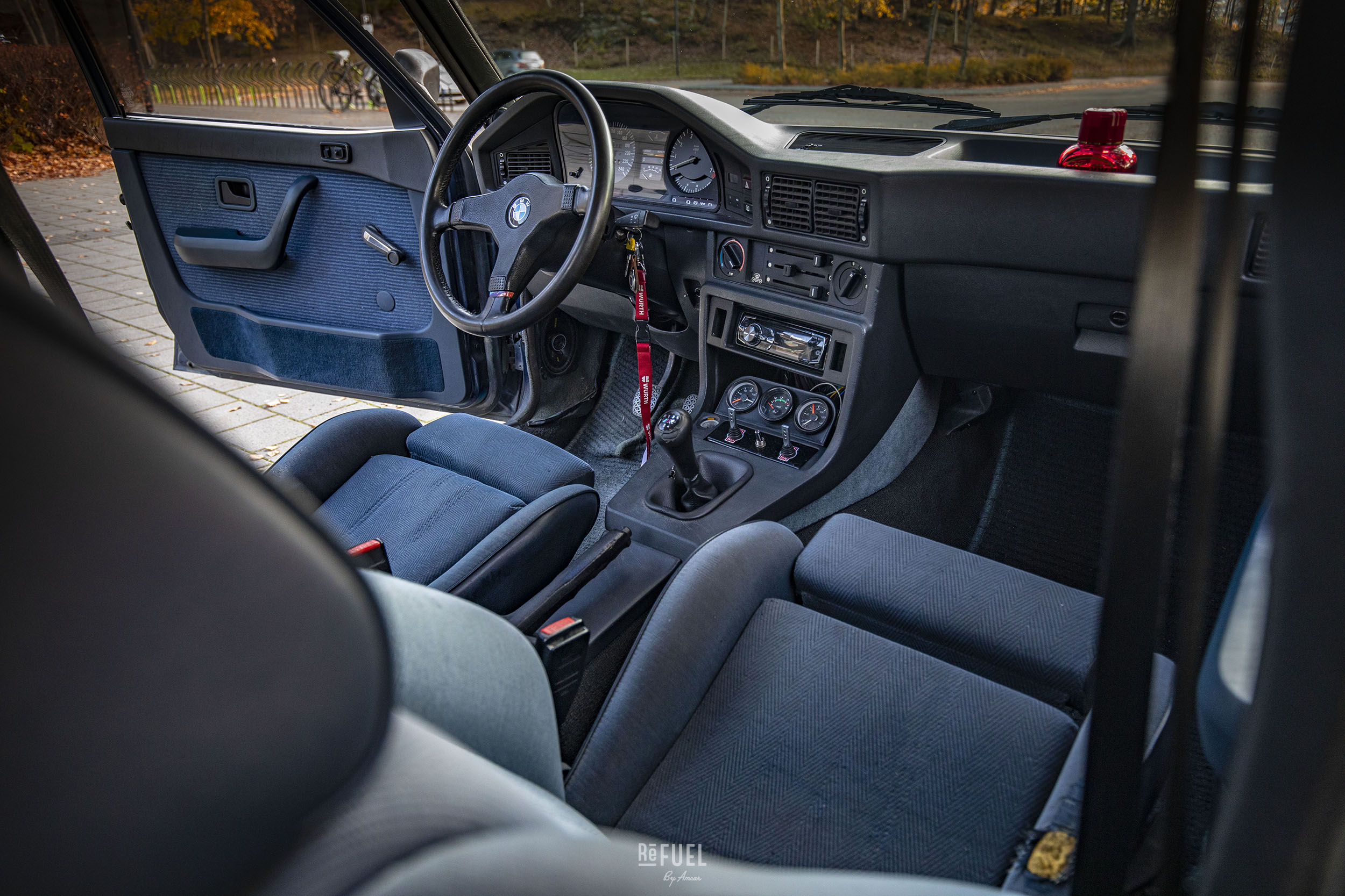 I midtkonsollen finner du kontrollene for den hjemmebygde luftfjæringen.