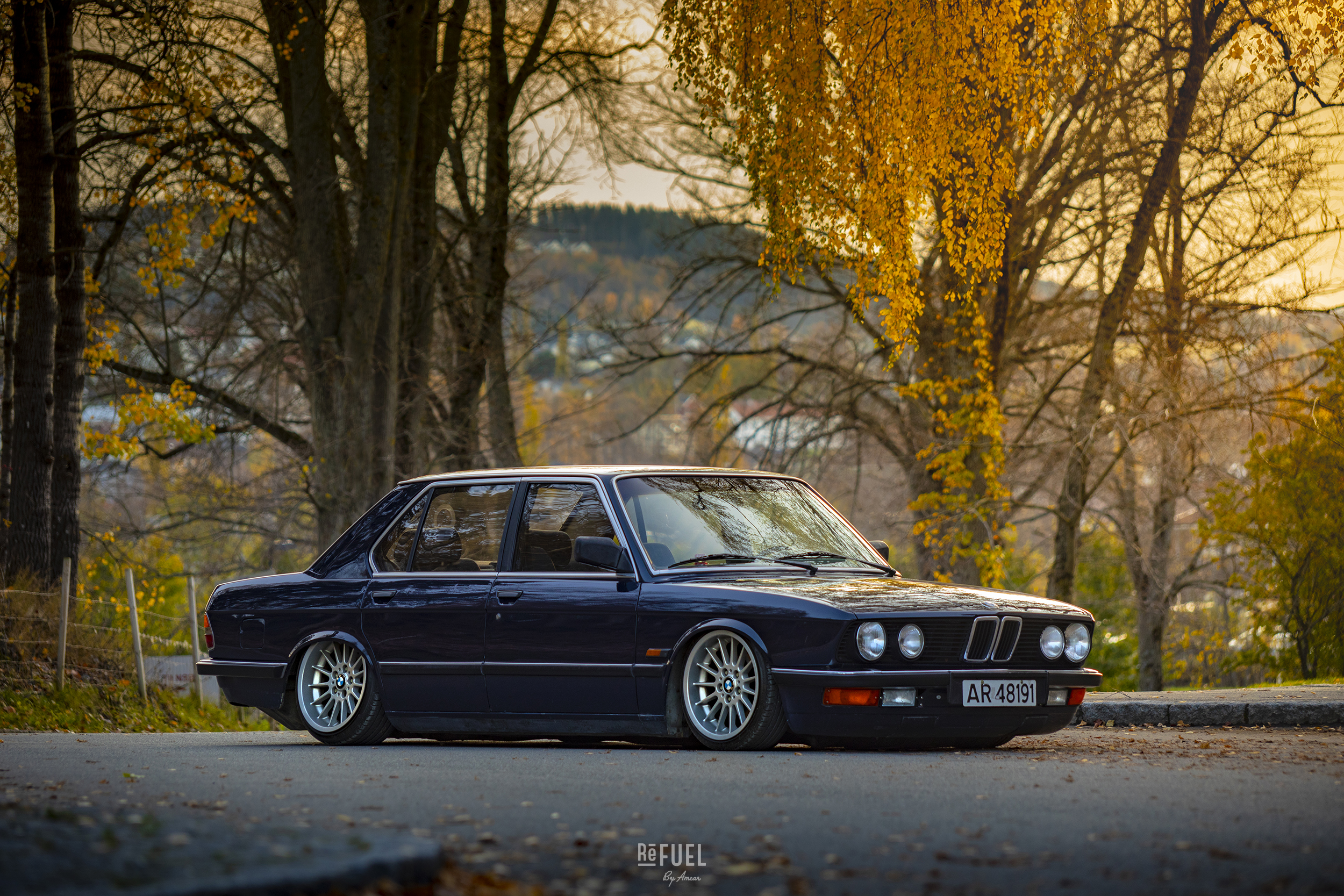 Den dype blåfargen spiller nydelig på lag med høsten.