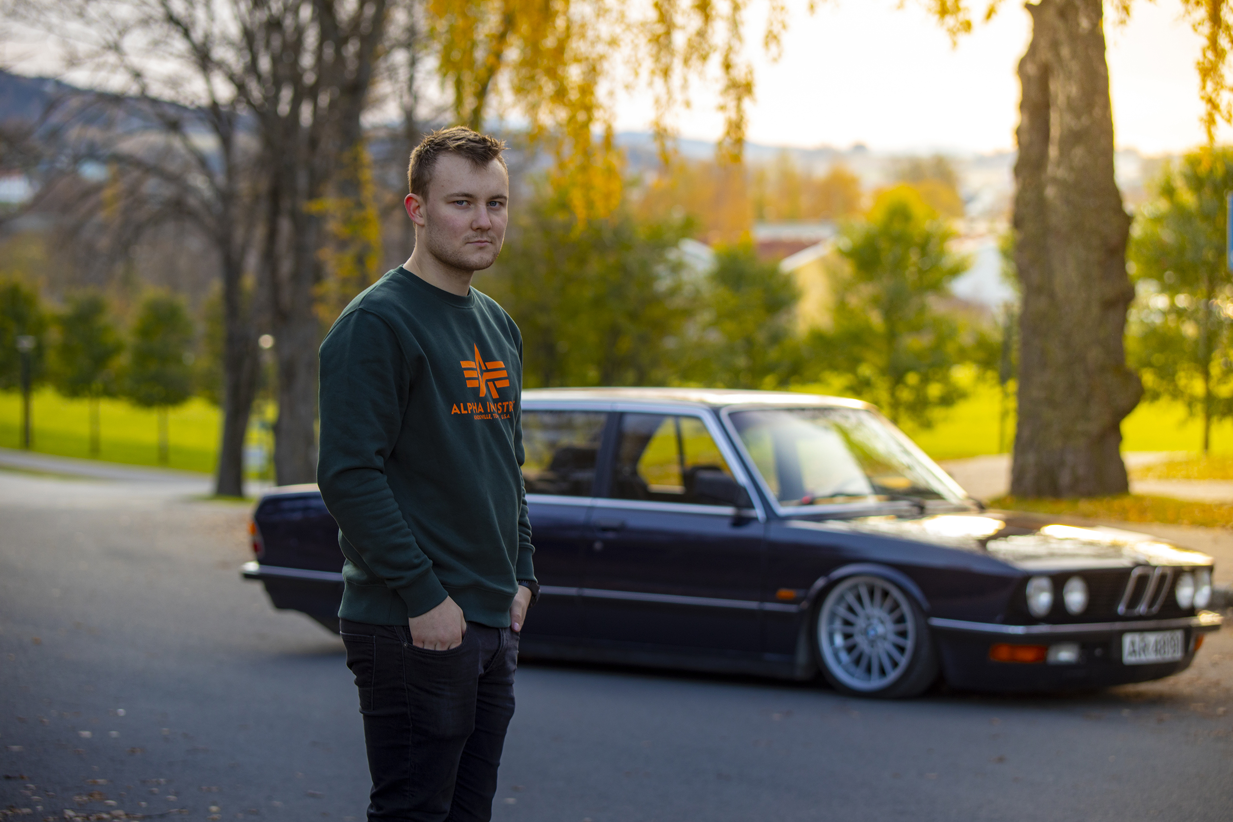 Sigurd Forbord sammen med sin skamsenka 525i.