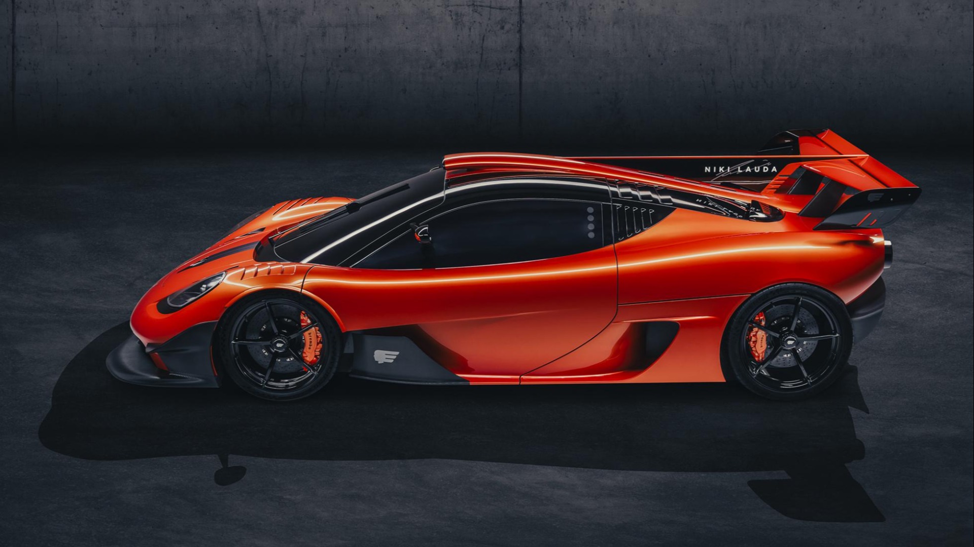 Sideprofil hvor man tydelig ser aerofinnen.