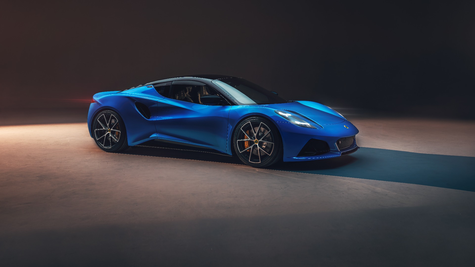 Den nye Emira har dramatiske linjer med designelementer vi kjenner igjen fra andre moderne sportsbiler.