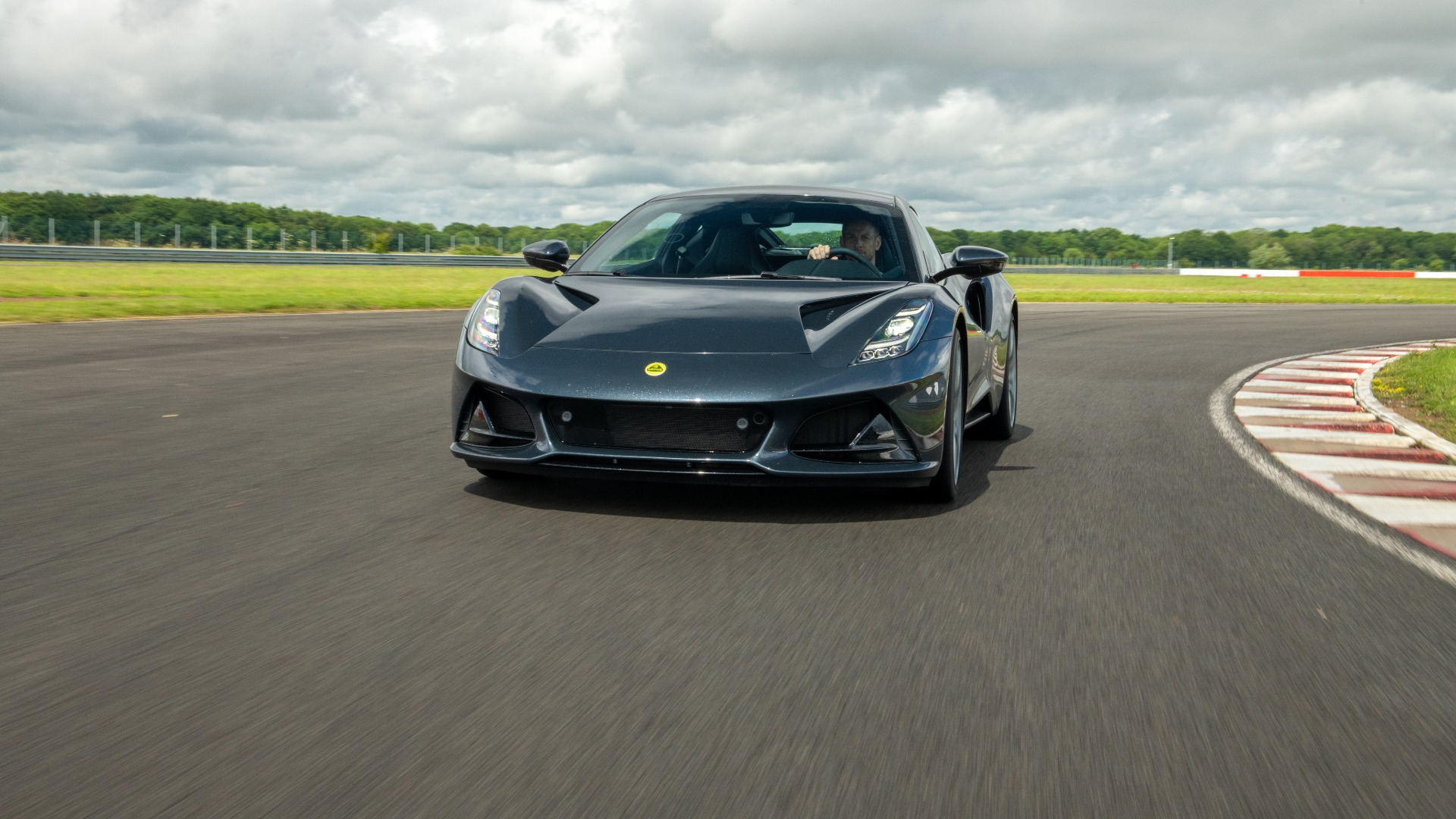 Emira med Jenson Button bak rattet.