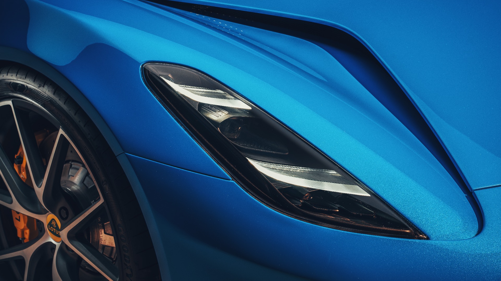 Aggressive LED-frontlys er ikke av moten enda.