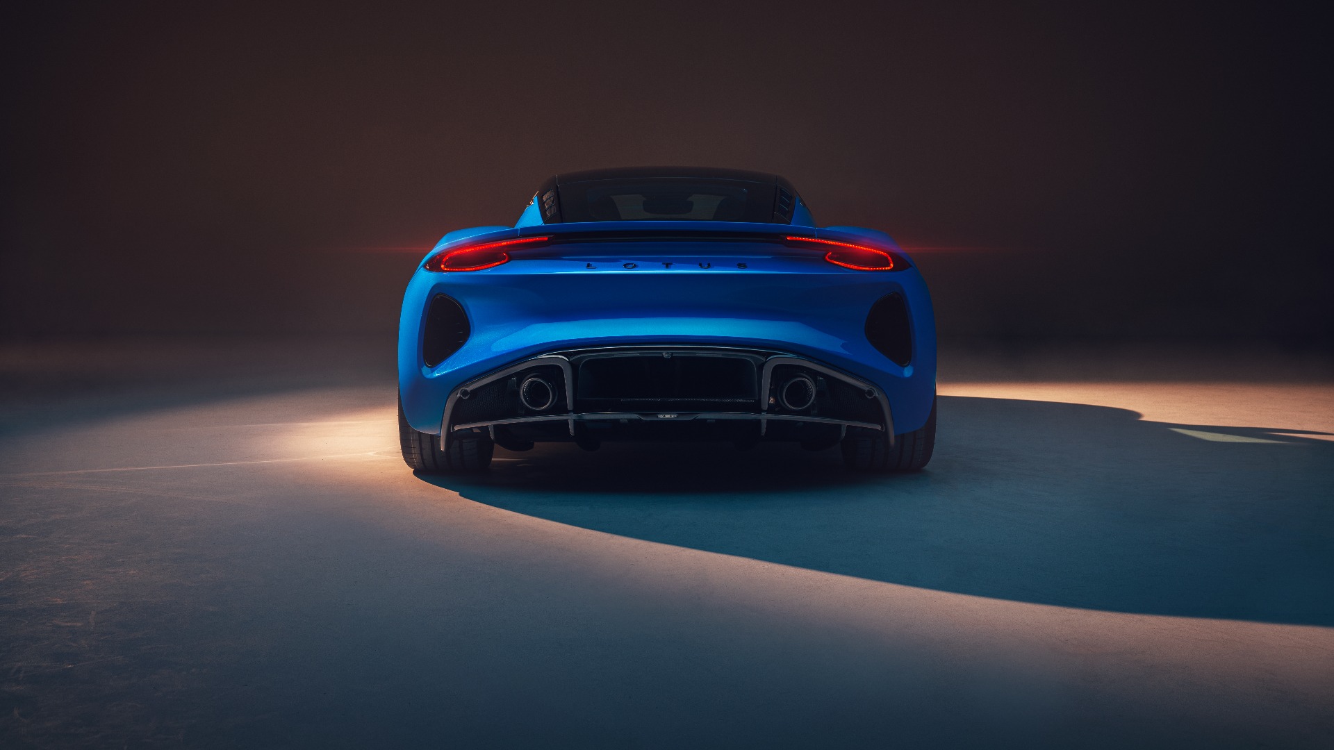 Bakenden oser tøff sportsbil.