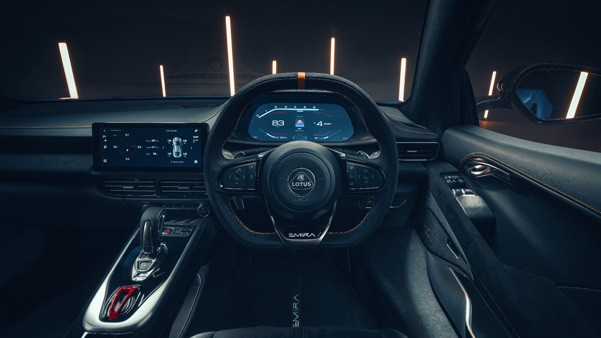 To store skjermer lyser opp bilens interiør.