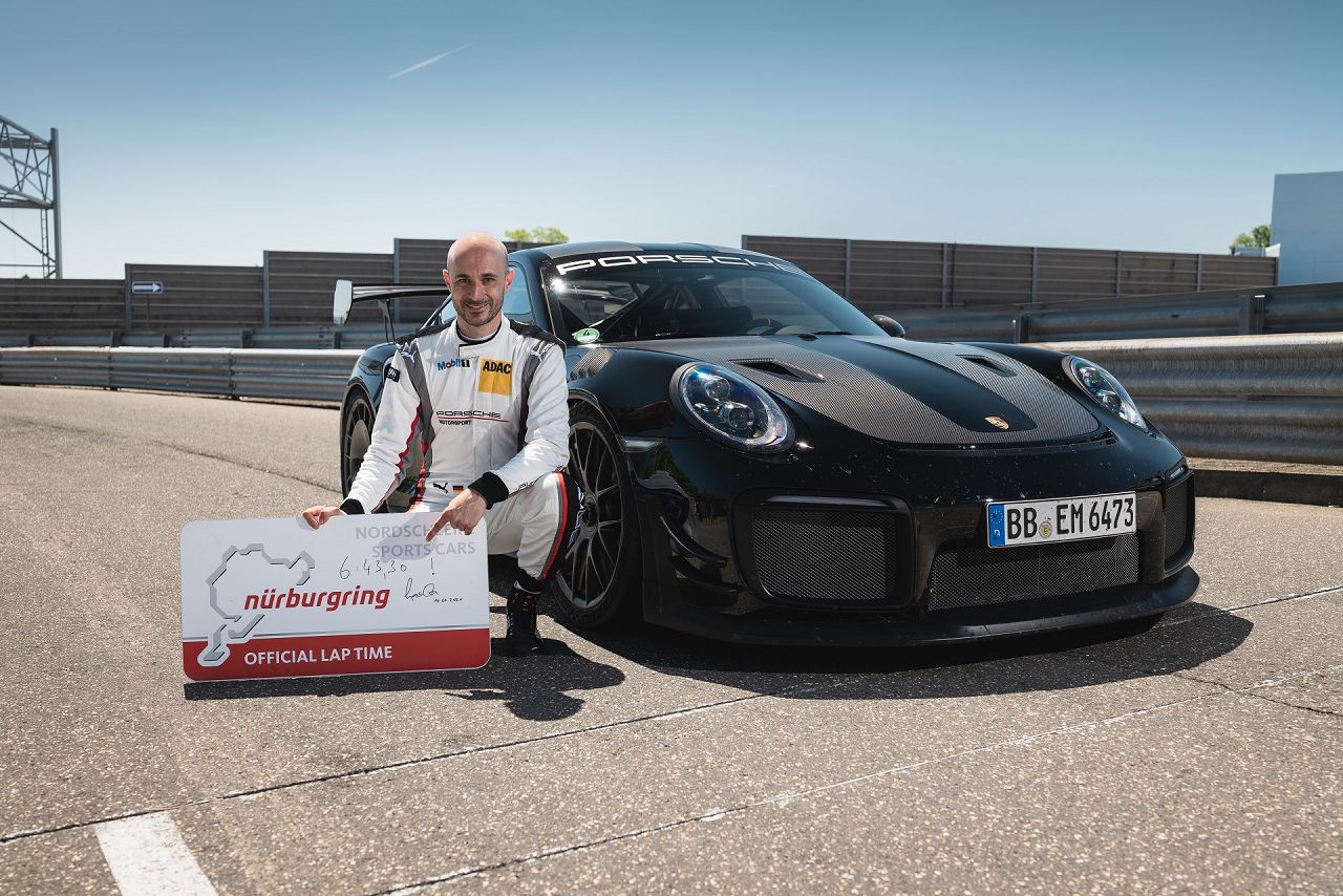 På vanlige Michelin Pilot Sport Cup 2 R dekk, med Porsches testfører Lars Kern bak rattet.