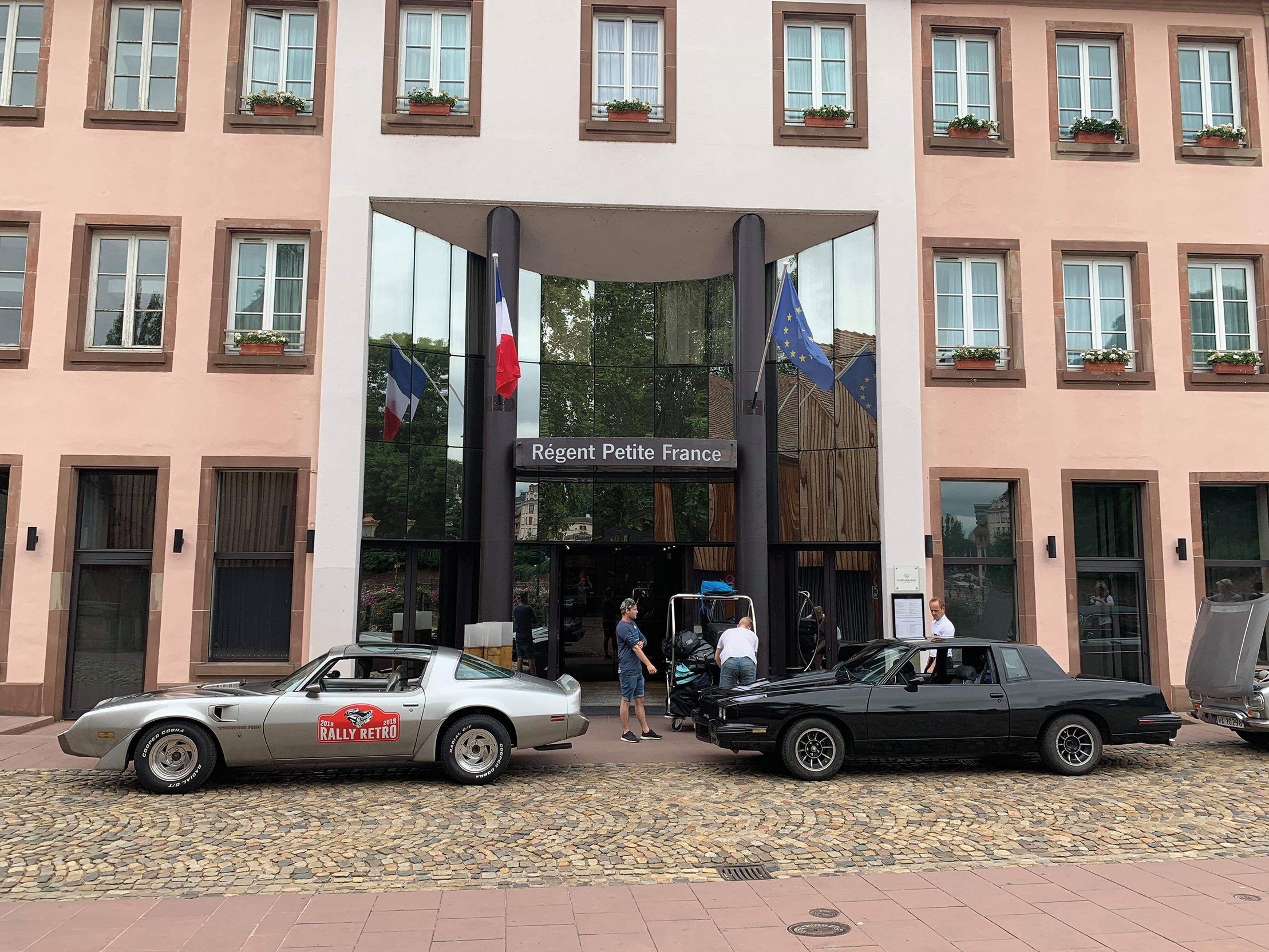 To 1979 Pontiacer venter på at bilene skulle bli kjørt inn i parkeringshuset av hotellets egen valet