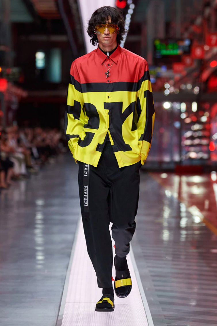 Denne t-skjorten har en litt mer spiselig pris på kun 300 dollar