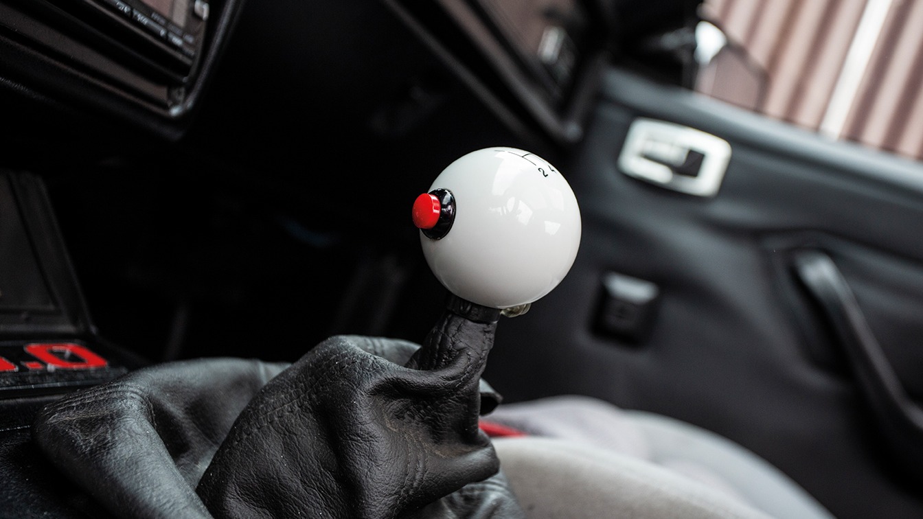 Knappen på girspaken styrer line lock som kan låse av bremstrykket på forhjulene.