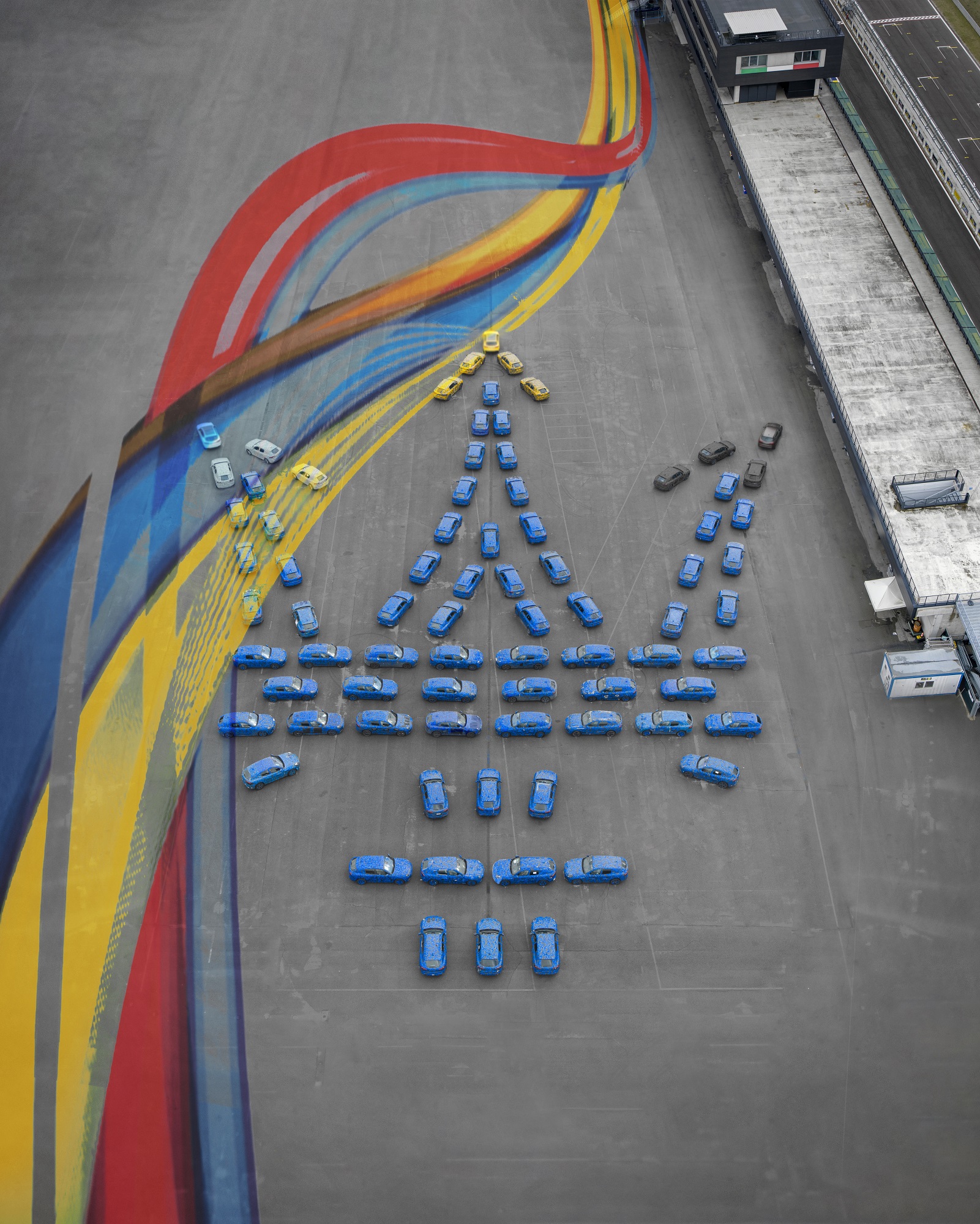 80 biler dannet den 100 meter lange logoen.