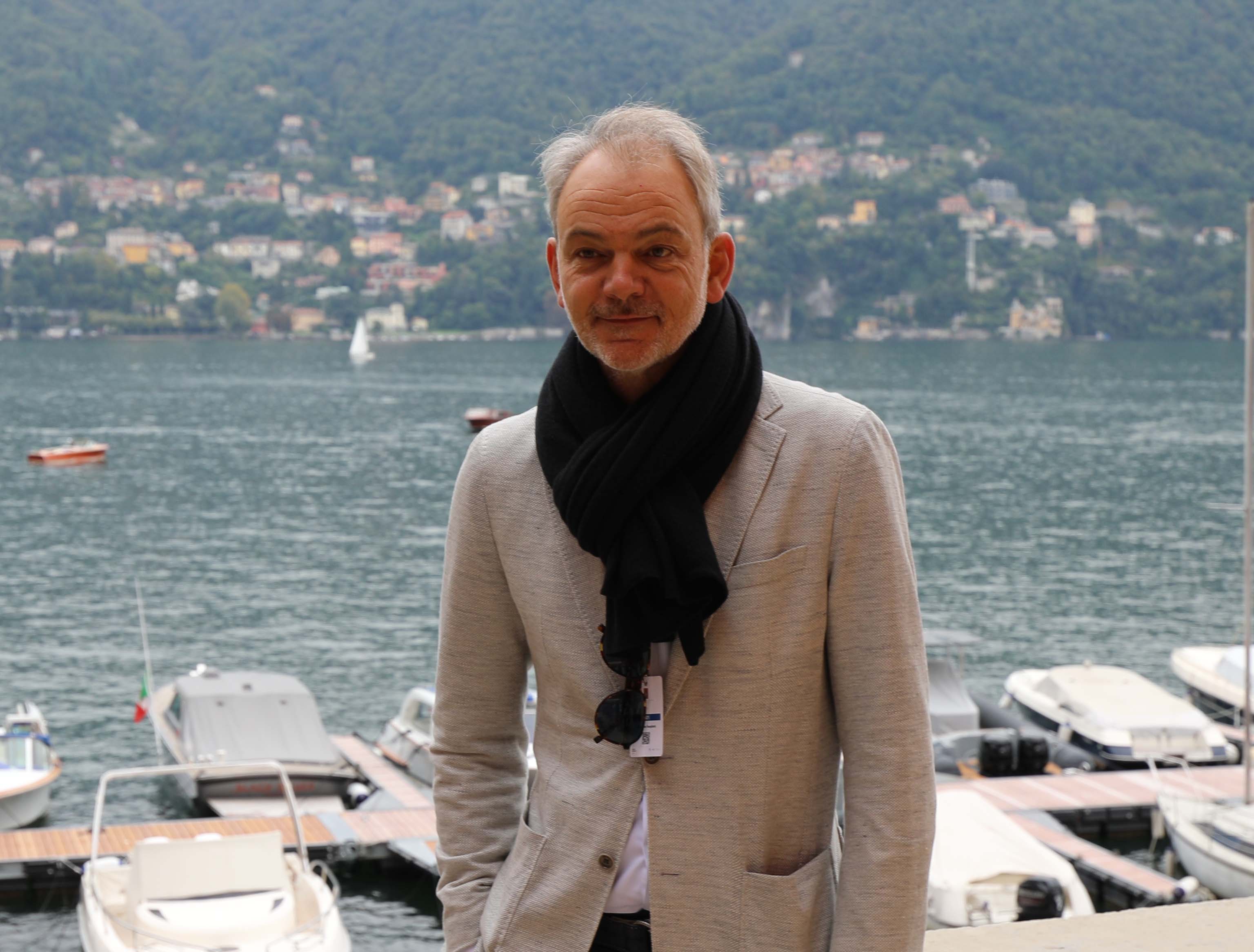 BMWs designsjef i avslappet positur.