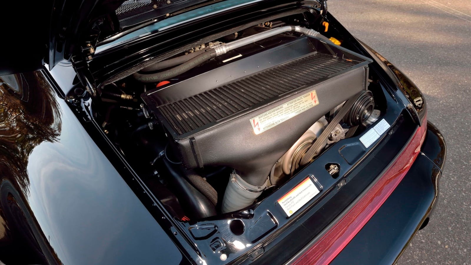 Alt er velholdt og godt passet på, inkludert bilens mektige 360-hesters turbomotor.