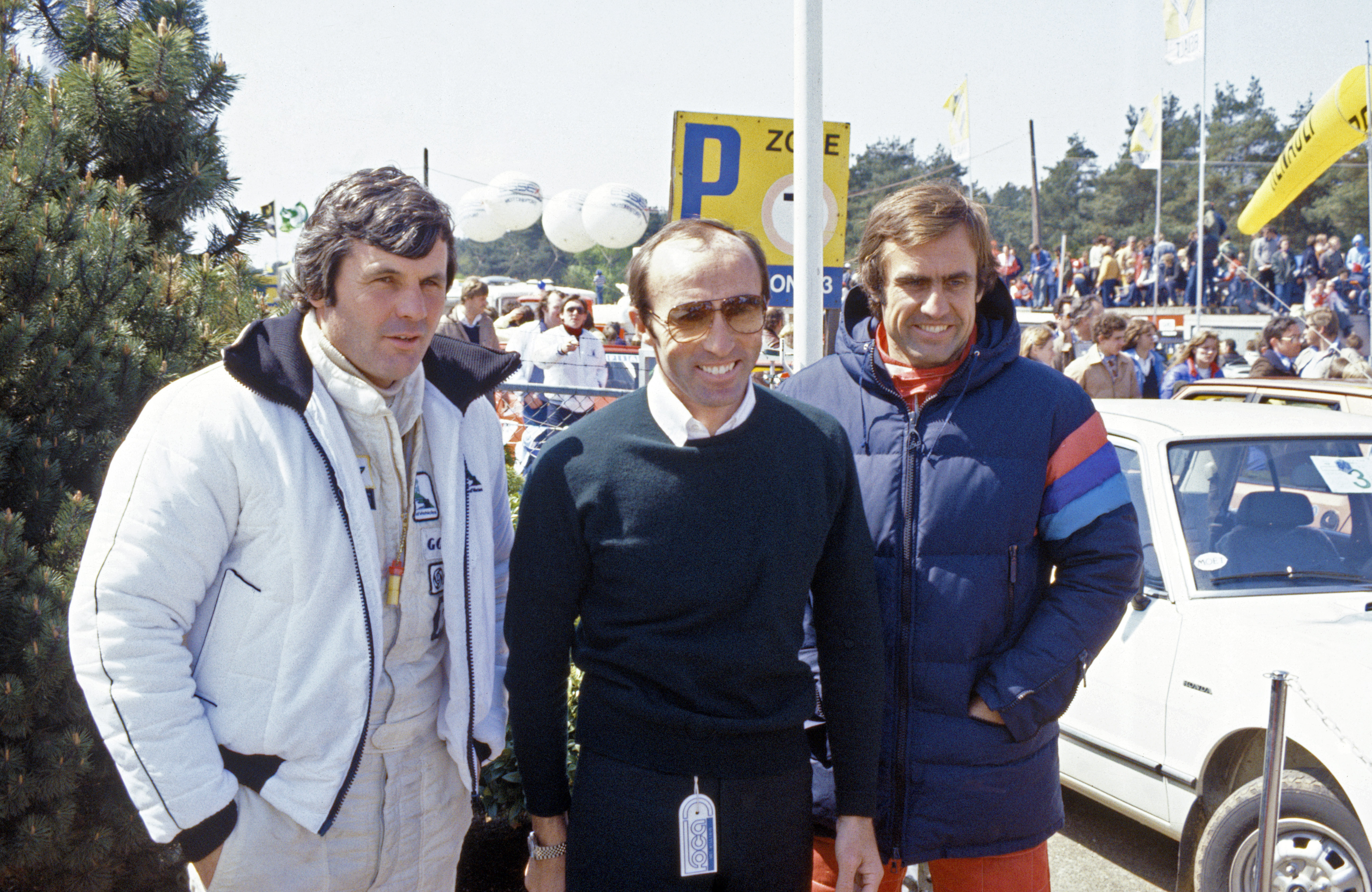 En munter Frank Williams i 1981, midt mellom sine to stjerneførere Alan Jones og Carlos Reutemann.
