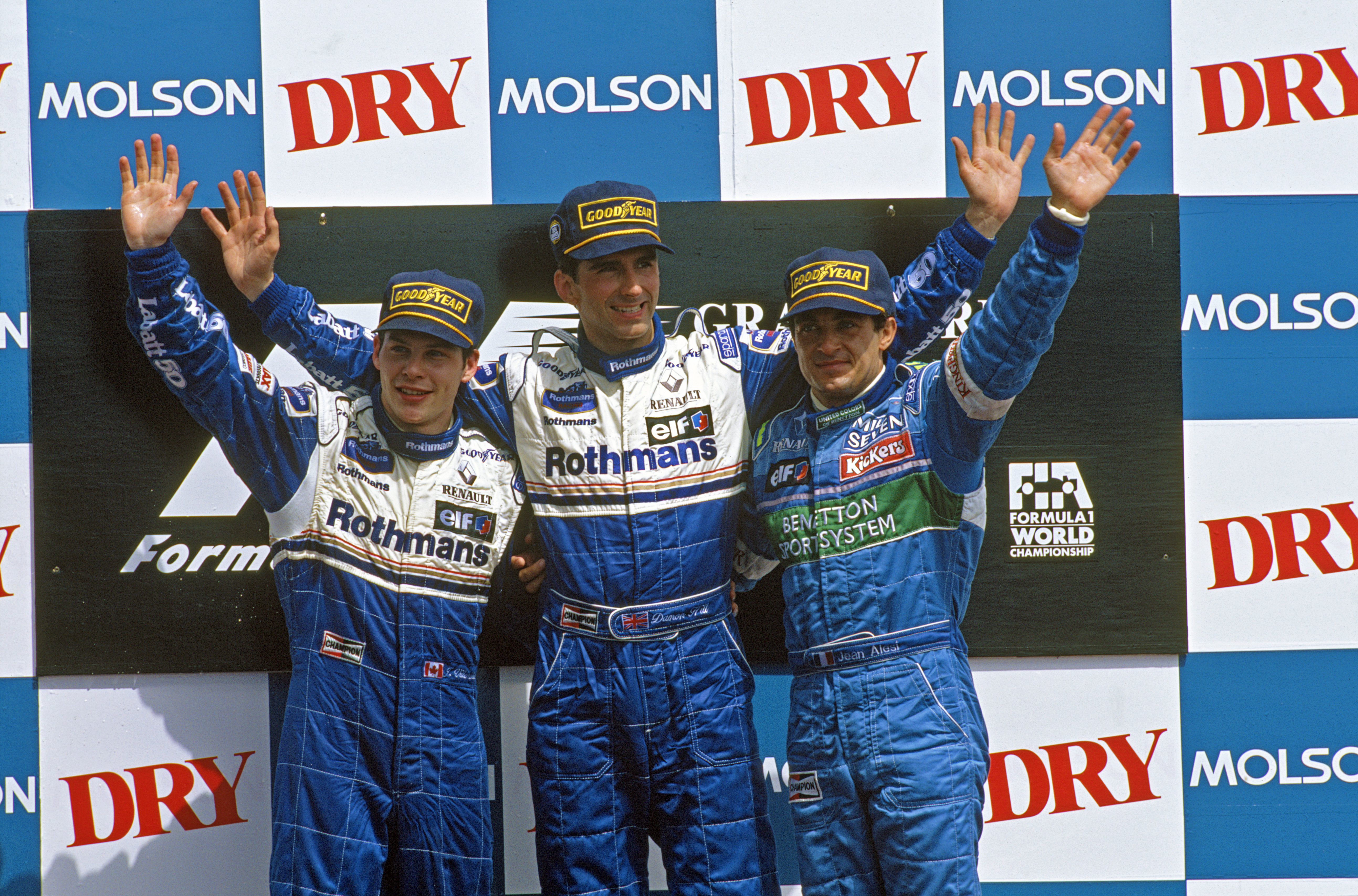 Året er 1996 og Williams dominerer. Her med Damon Hill øverst på pallen, flankert av sin lagkamerat Jaques Villeneuve, samt Jean Alesi fra Benetton-teamet.