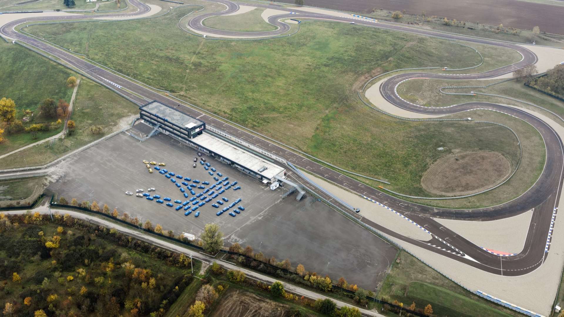 Her er bilene linet opp med testbanen i bakgrunnen.