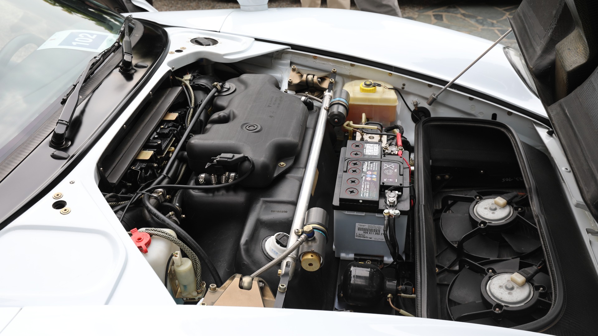 Batteriet er ihvertfall lett tilgjengelig.