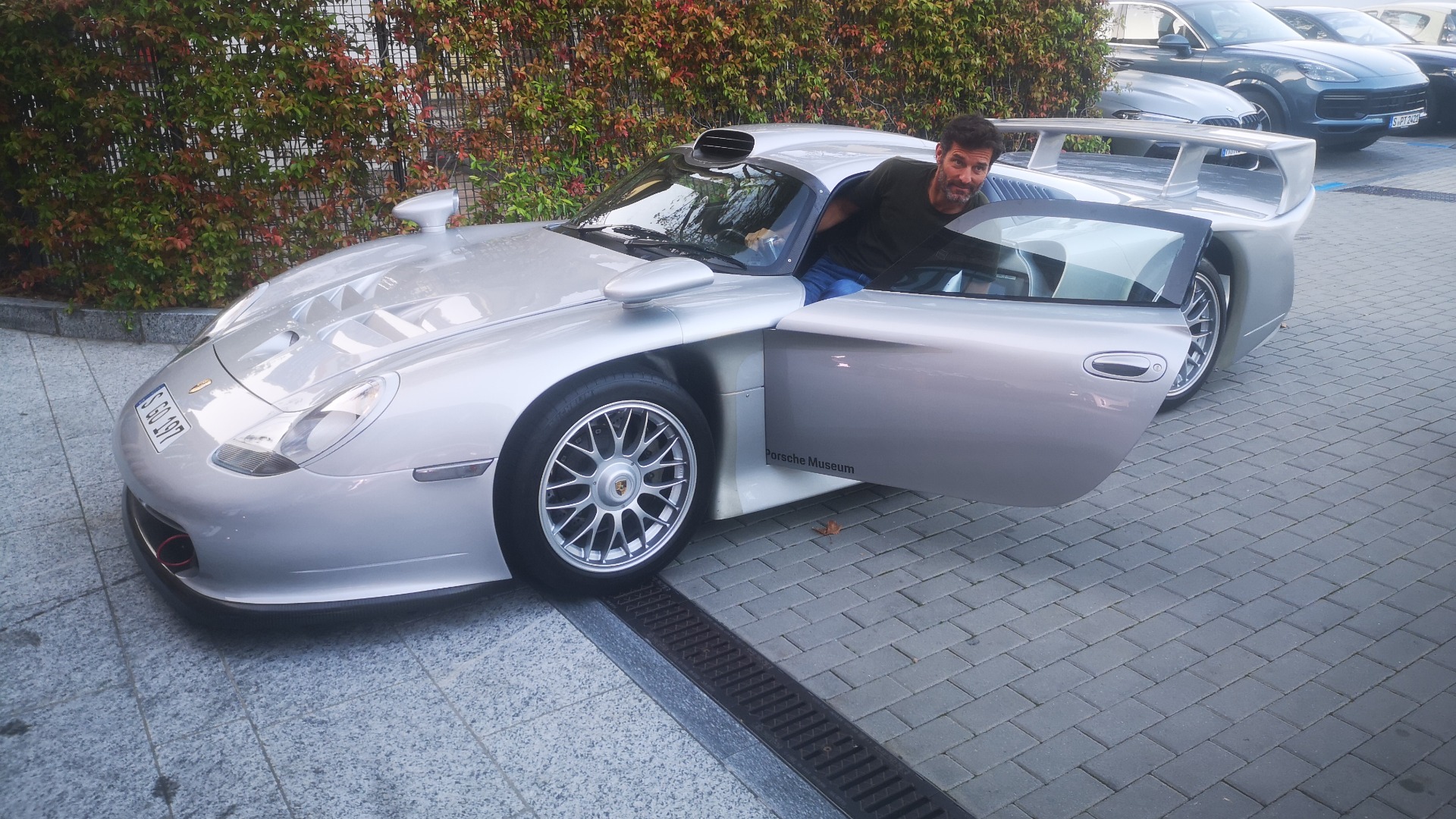 Mark Webber stiger ut av sin ekvipasje.