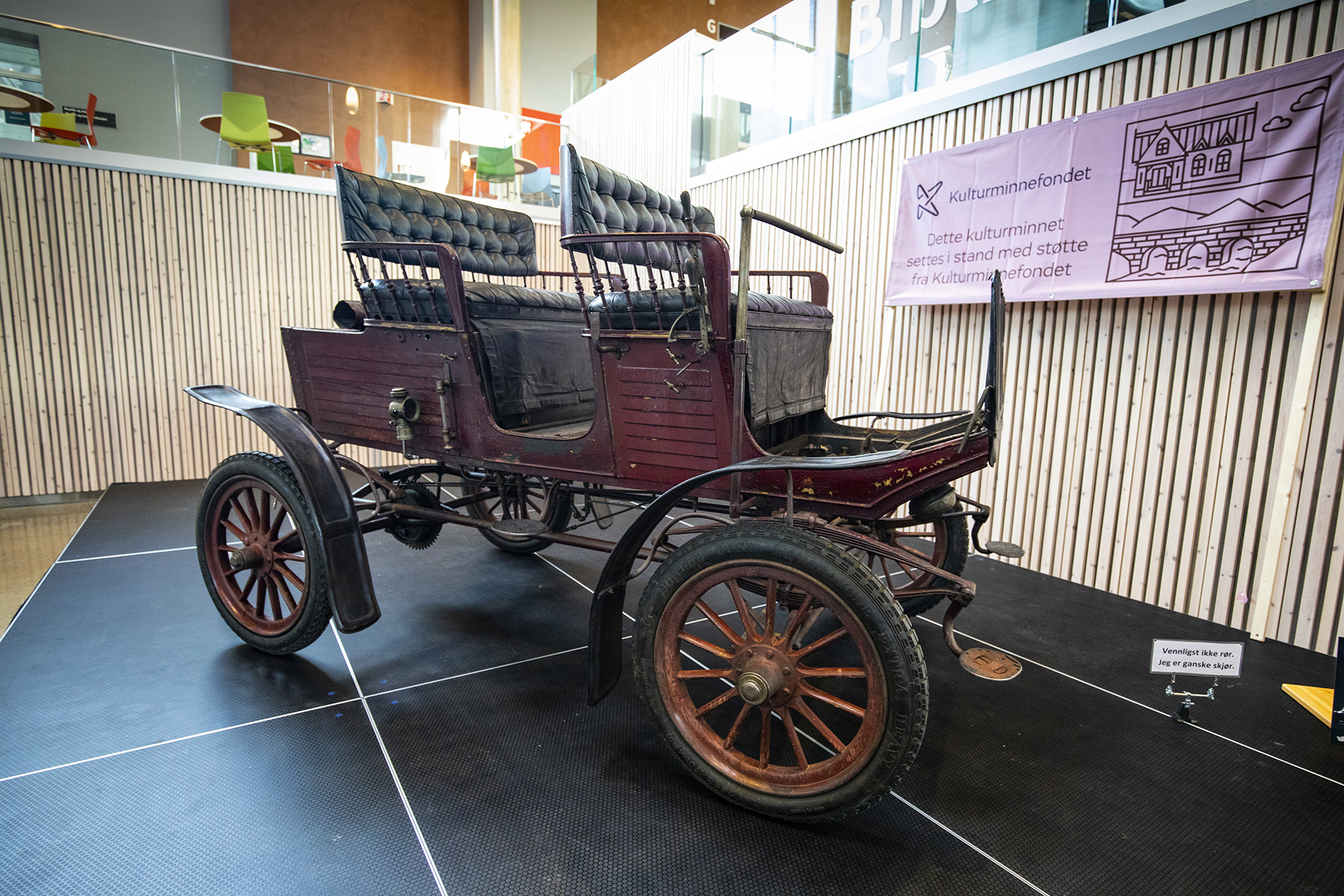 Kjell Ivar Haltvik stilte med utsilingens eldste. En 1903 Locomobile, som trolig er den eneste dampbilen i landet.