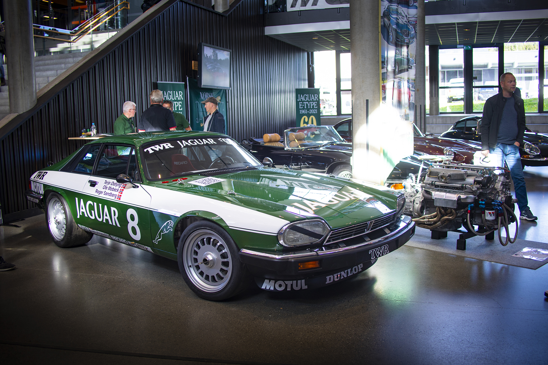 Ved inngangen hadde Ole Mobeck og Terje Østlyng rigget frem sitt Jaguar XJS TWR-tribute-prosjekt