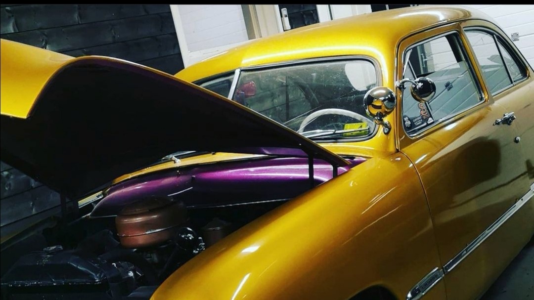 Den lilla fargen i motorrommet har samboeren hans valgt. Neste på planen er gangstercap på taket