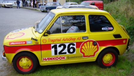 Slik så Fiaten ut som reklameplakat for Svens far sin bensinstasjon, Trøgstad Autoshop AS.