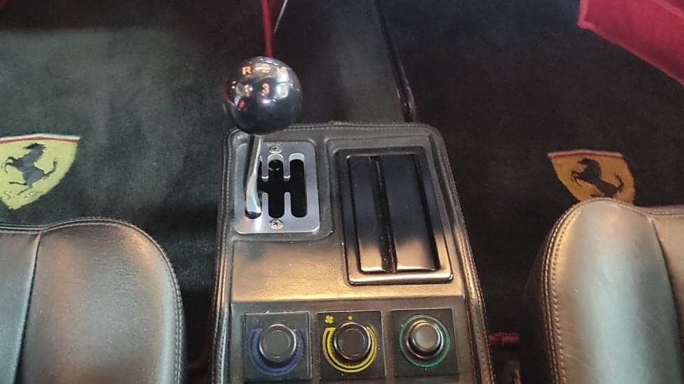 Midtkonsoll med nevnte dog-leg shifter.