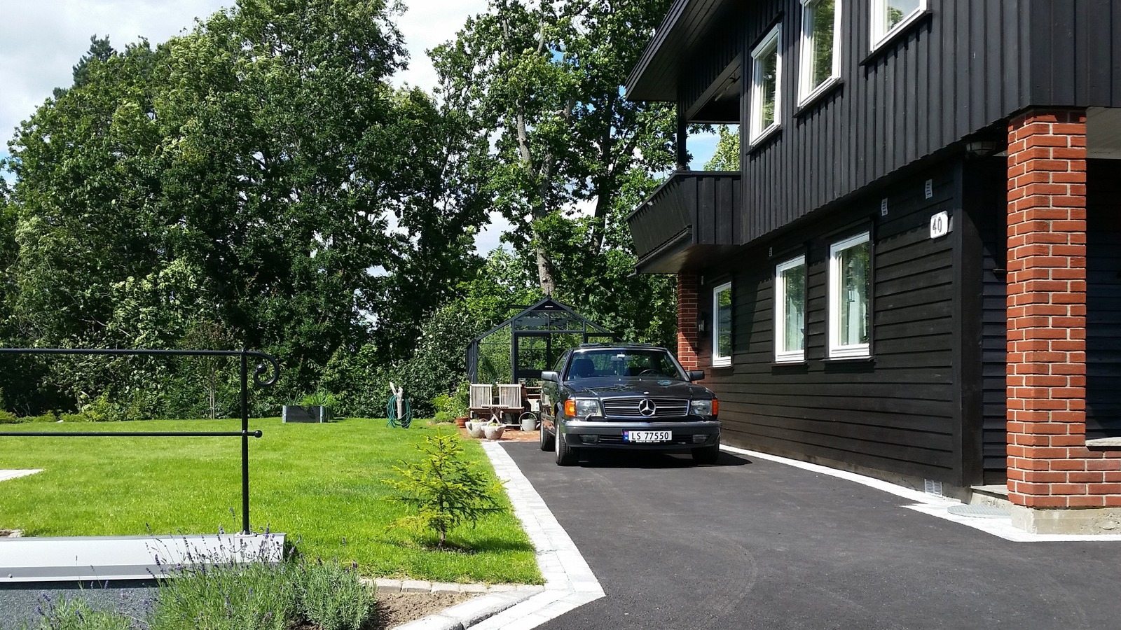 Nydelig bil på kledelig parkeringsplass