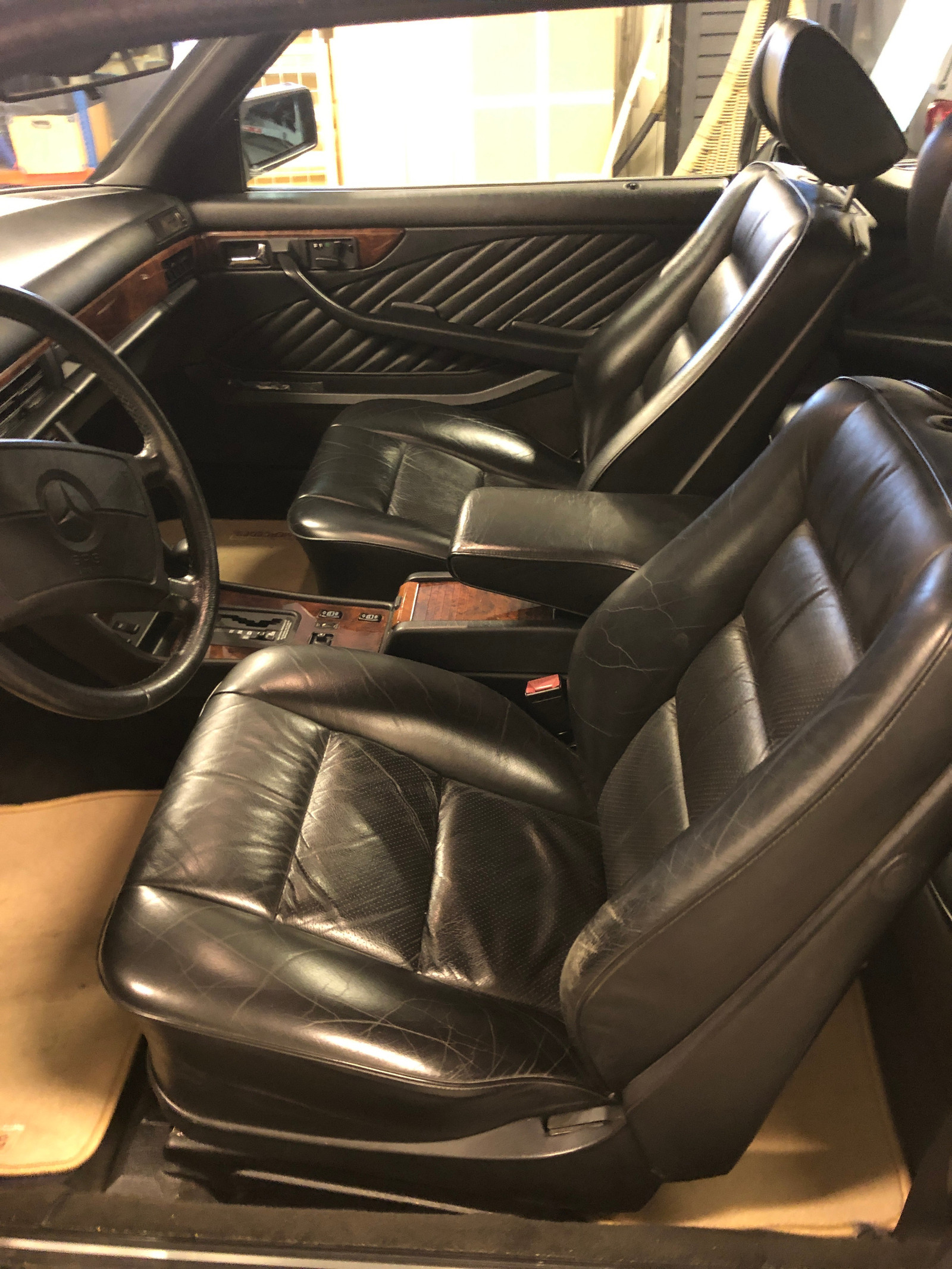 Kledelig svart skinninteriør gir den rette følelsen.