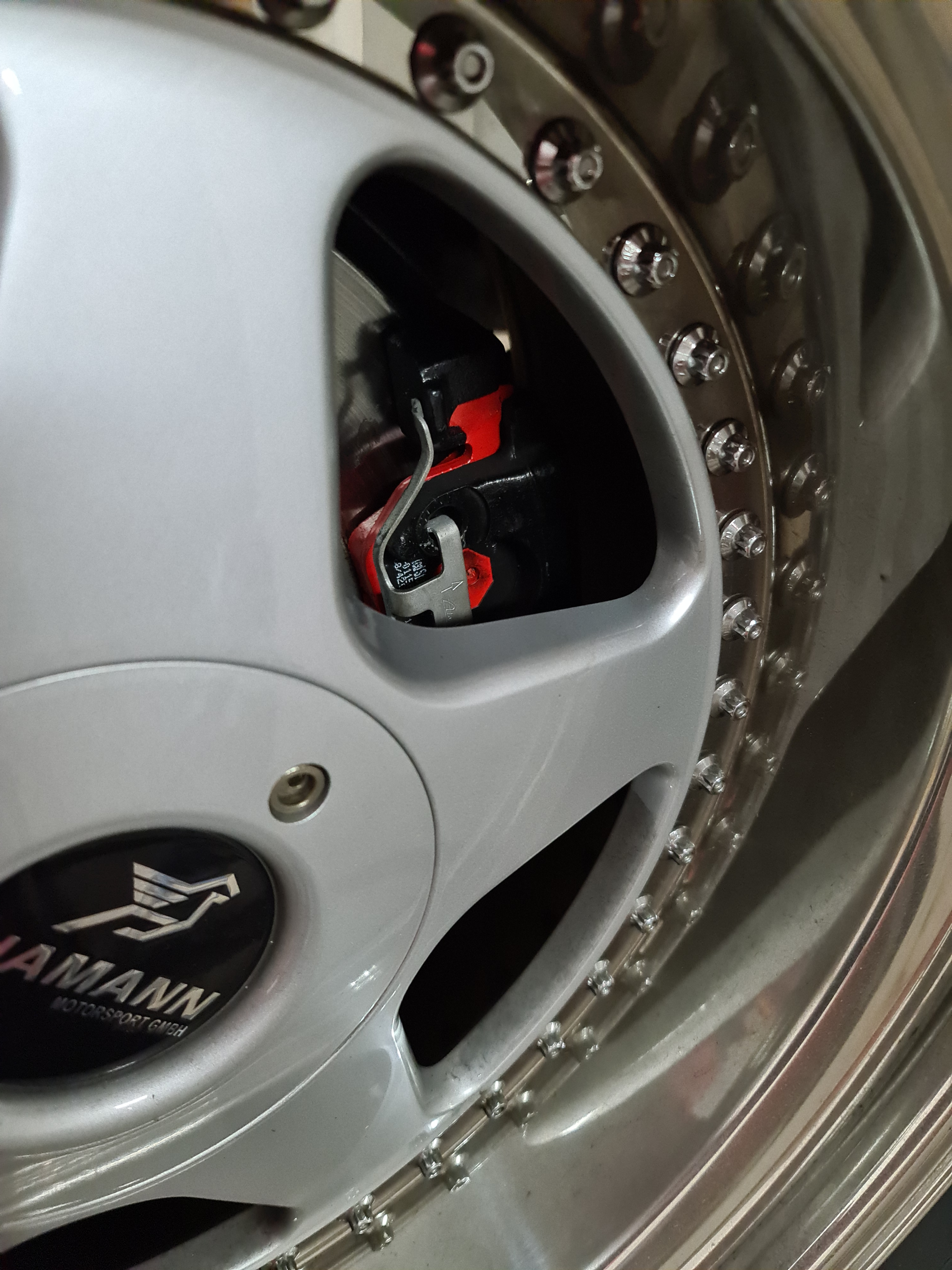 Nydelige lakkerte felger med splitter nytt bremsesystem