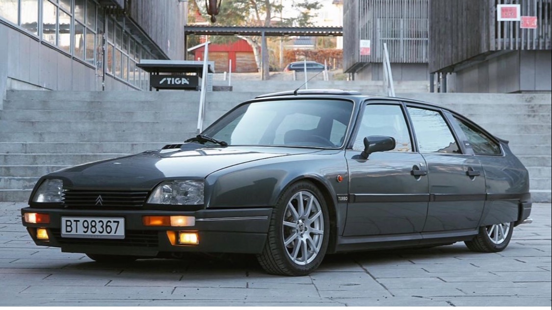 Foreløpige hjul mens det ble lett etter originalfelger.