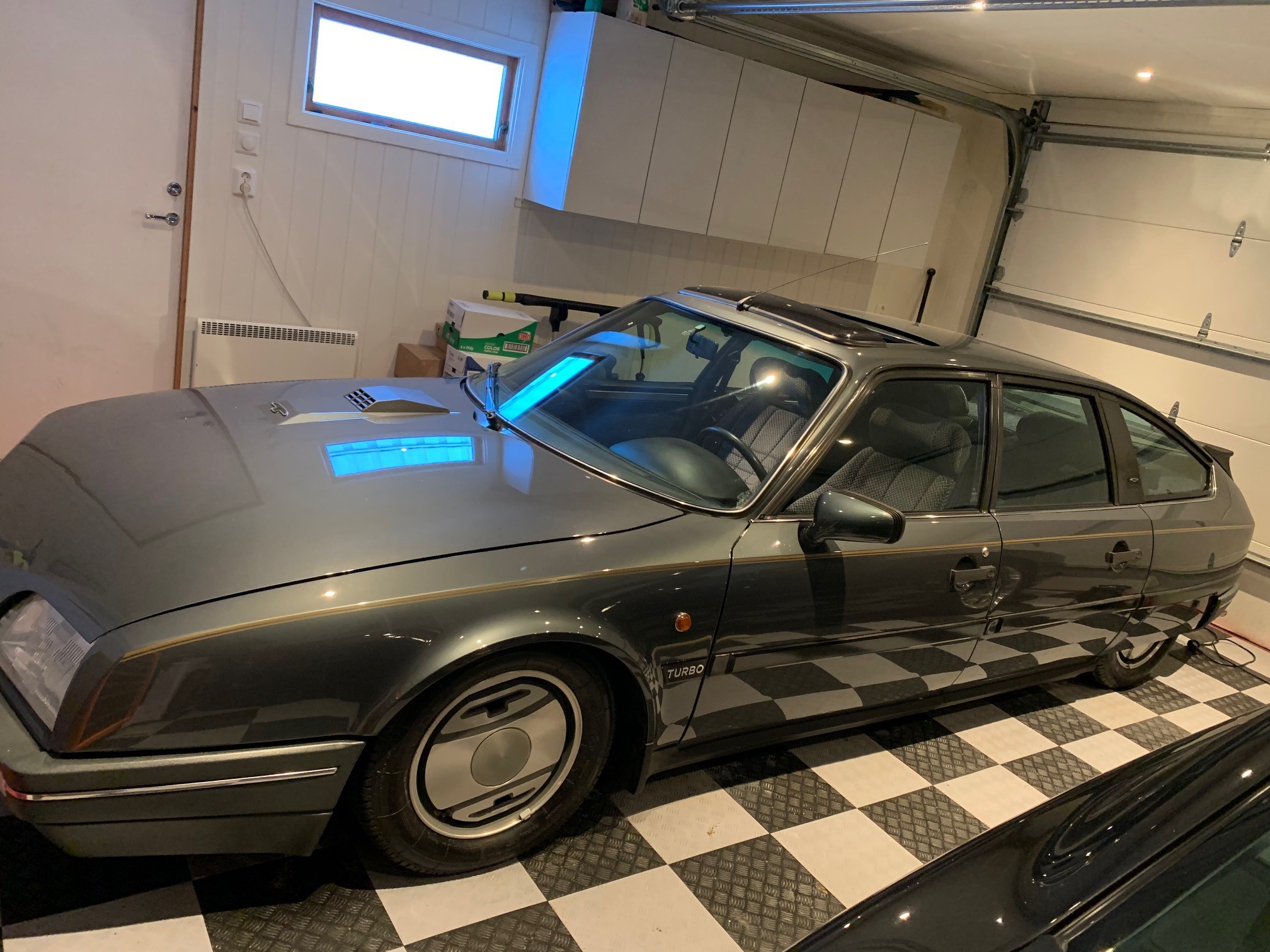 Her er bilen med originalfelger i Kenneths garasje.