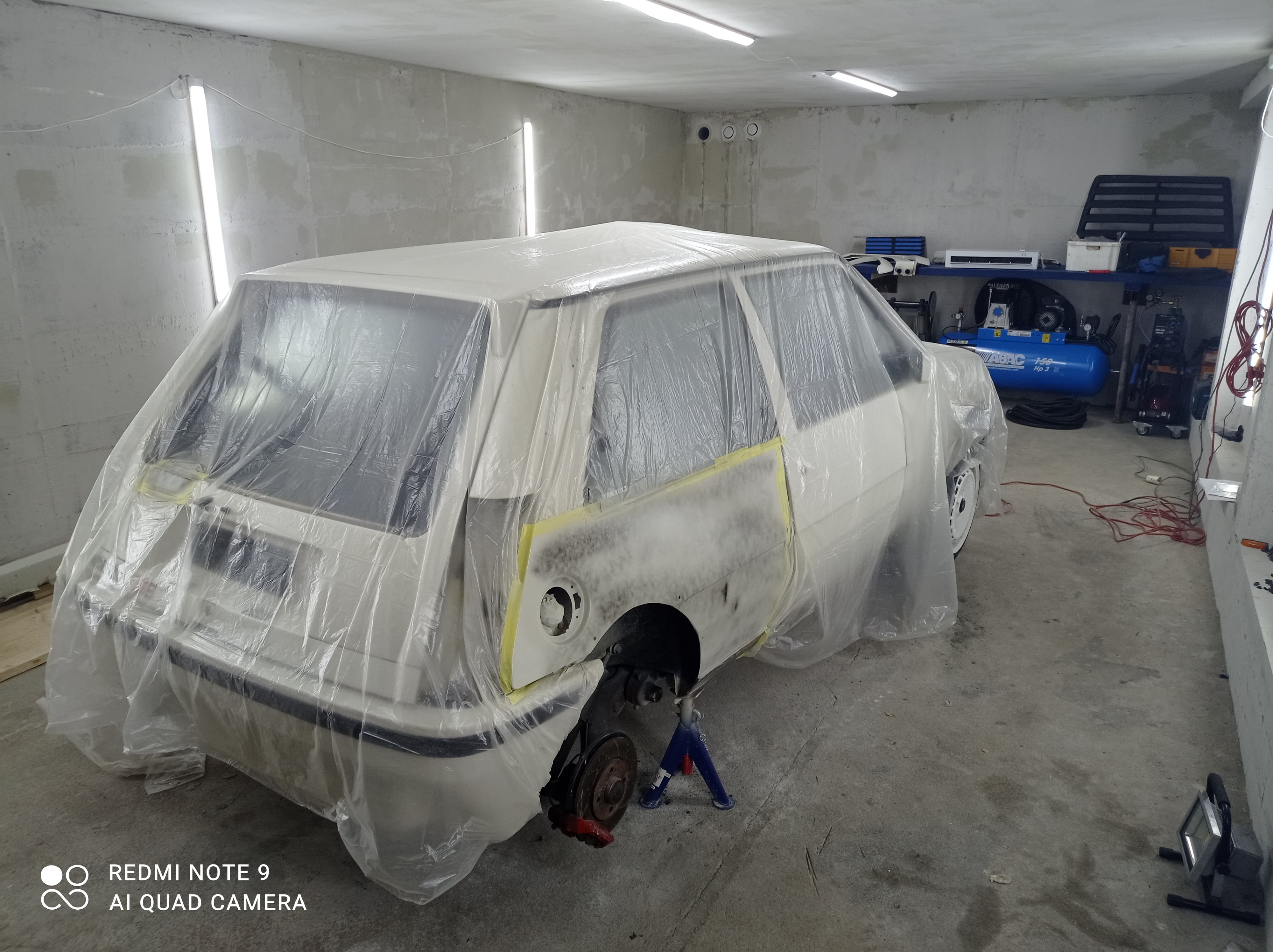 Domas sin Renault under ny lakkering.