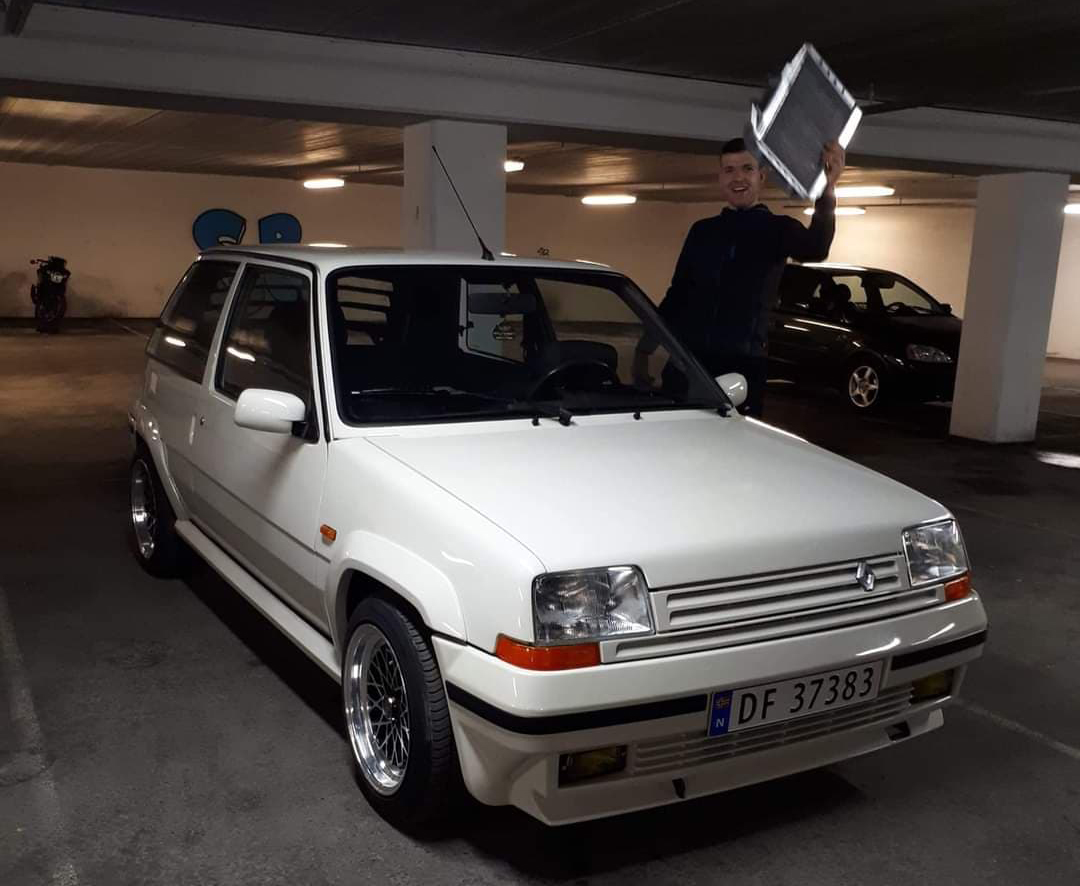 Domas (kort for Dominykas) sammen med kultbilen sin.