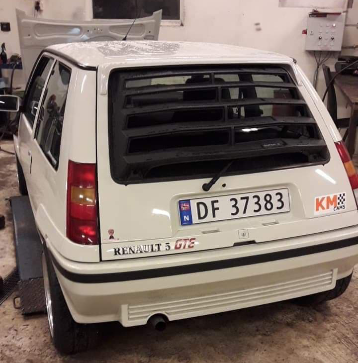 Sjalusi i bakruten er så 80-talls som du kan få det!