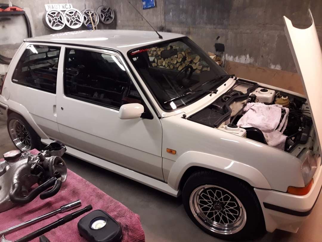 Panserhengslene er i forkant på denne bilen.