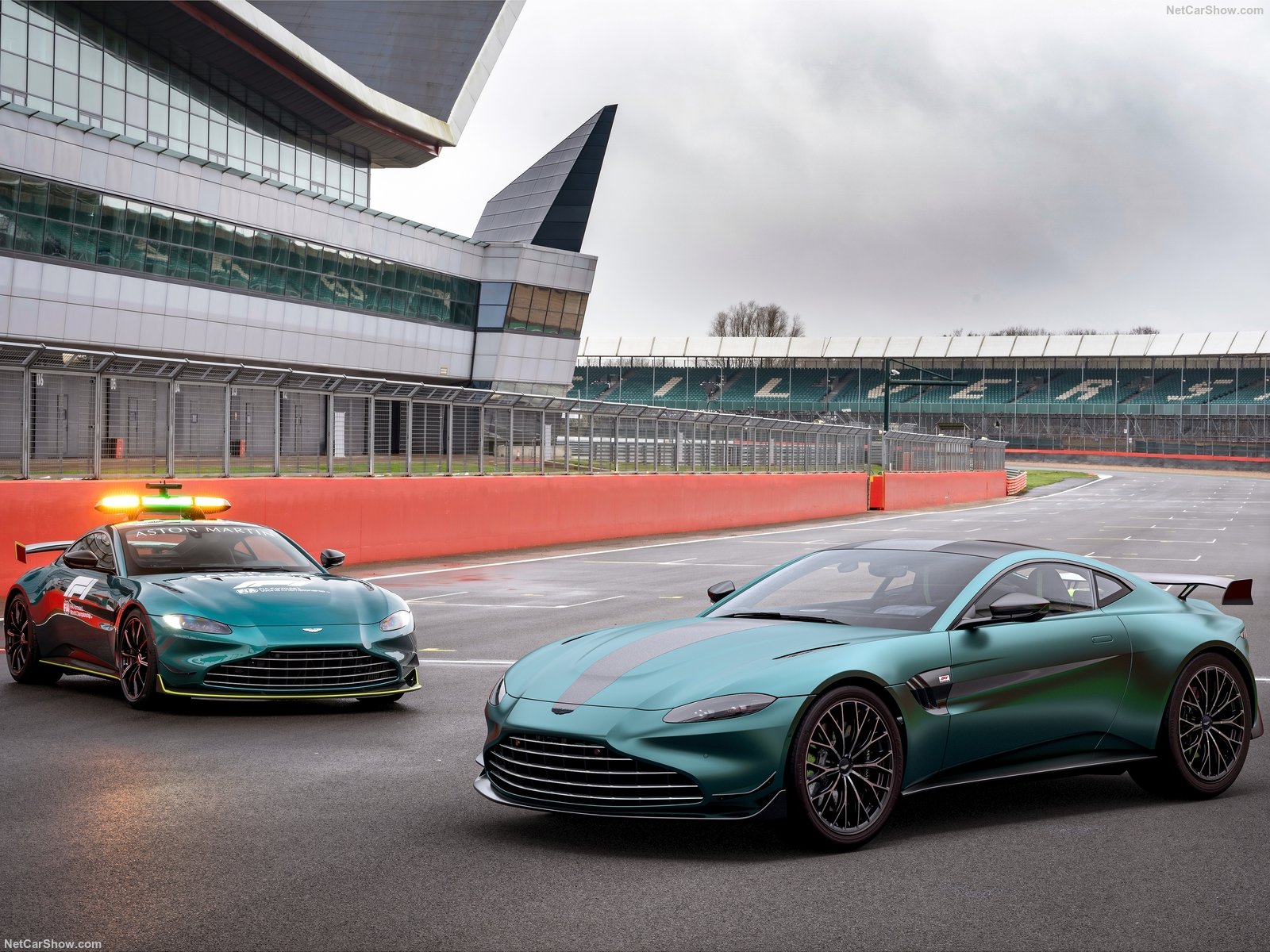 Aston Martin Vantage F1 Edition som produksjonsmodell og som Safety Car