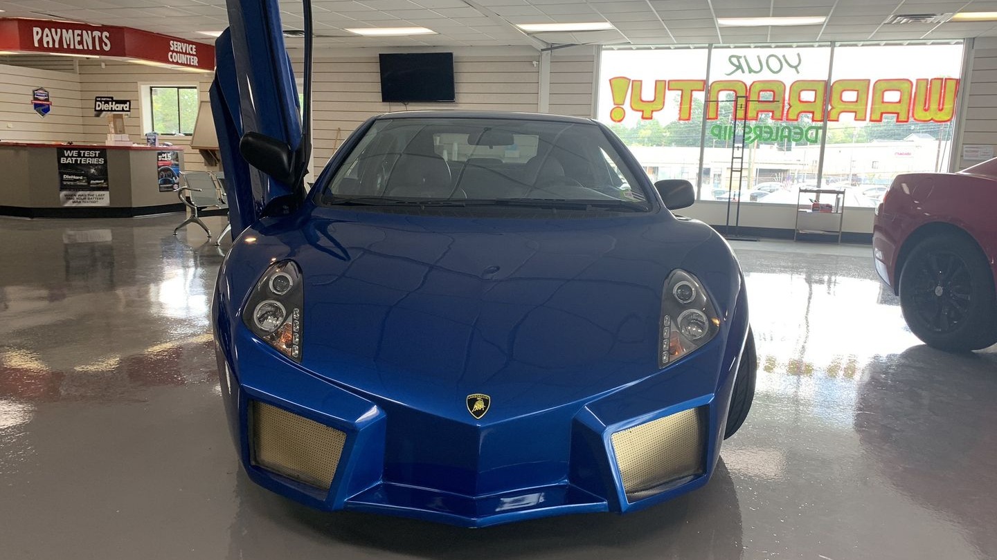 En veldig Reventon inspirert front.