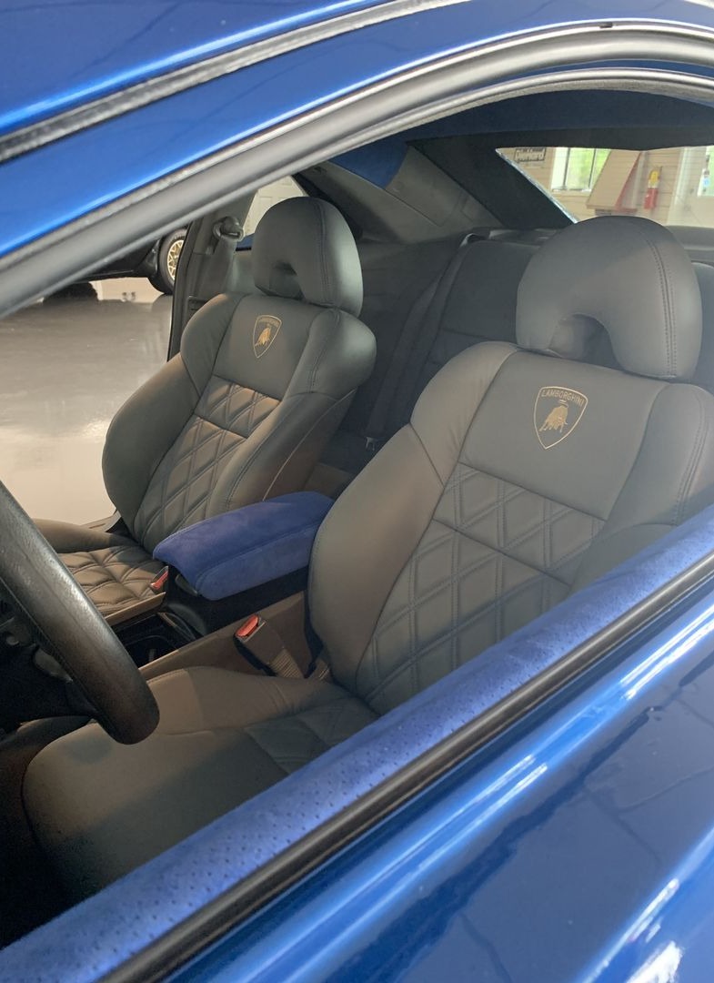 Setene har fått en stor Lamborghini logo.