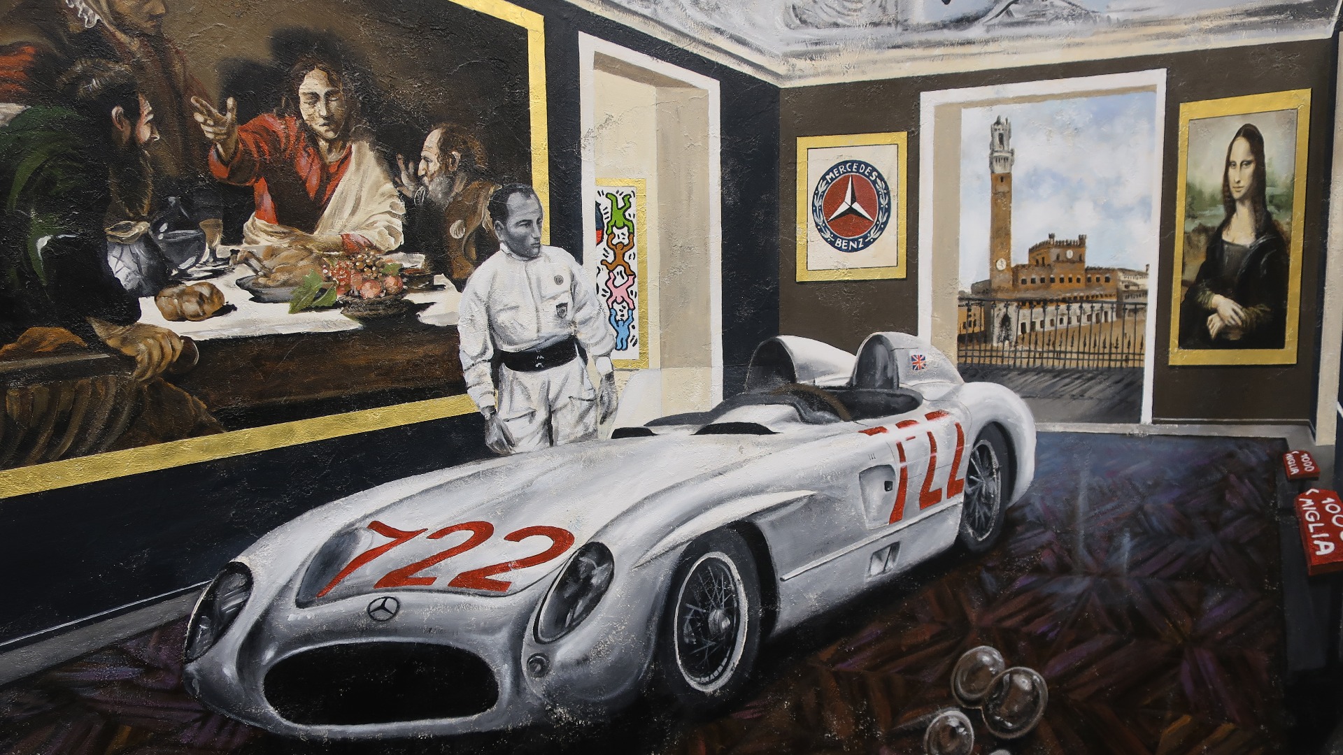 Her har Ferencz Olivier malt Stirling Moss i Mille Miglia 1955 og hans Mercedes 300 SLR, men vi ser også verker fra Merisi Caravaggio, Leonardo da Vinci og Keith Haring omkranse det he