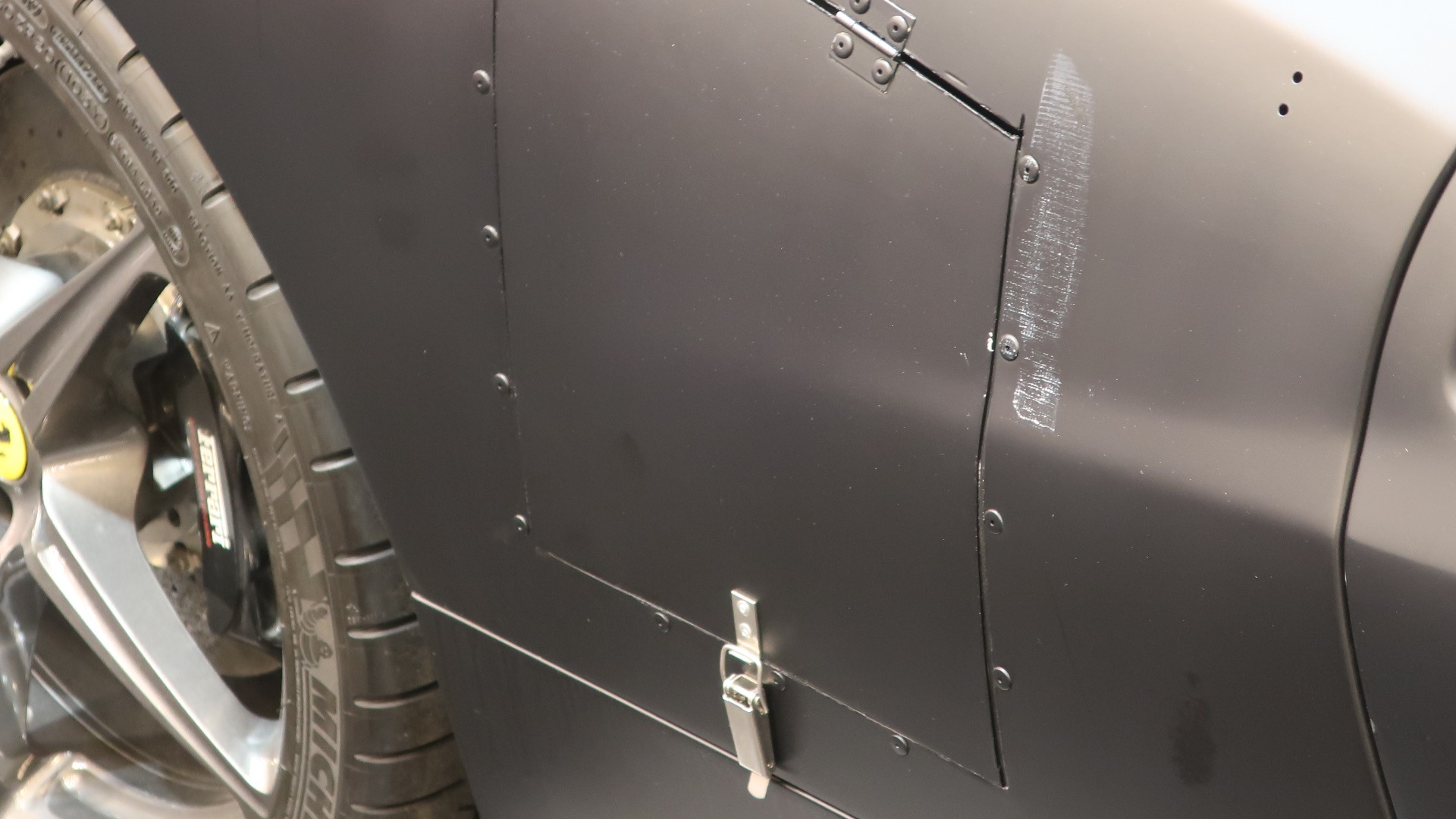 Bilen bærer preg av mange enkle løsninger som er blitt foretatt underveis, akkurat som det skal være på en rullende teststasjon.