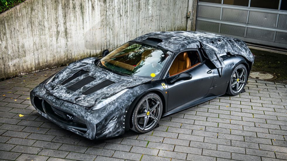 Bilen med kamuflasjepanelene påmontert.