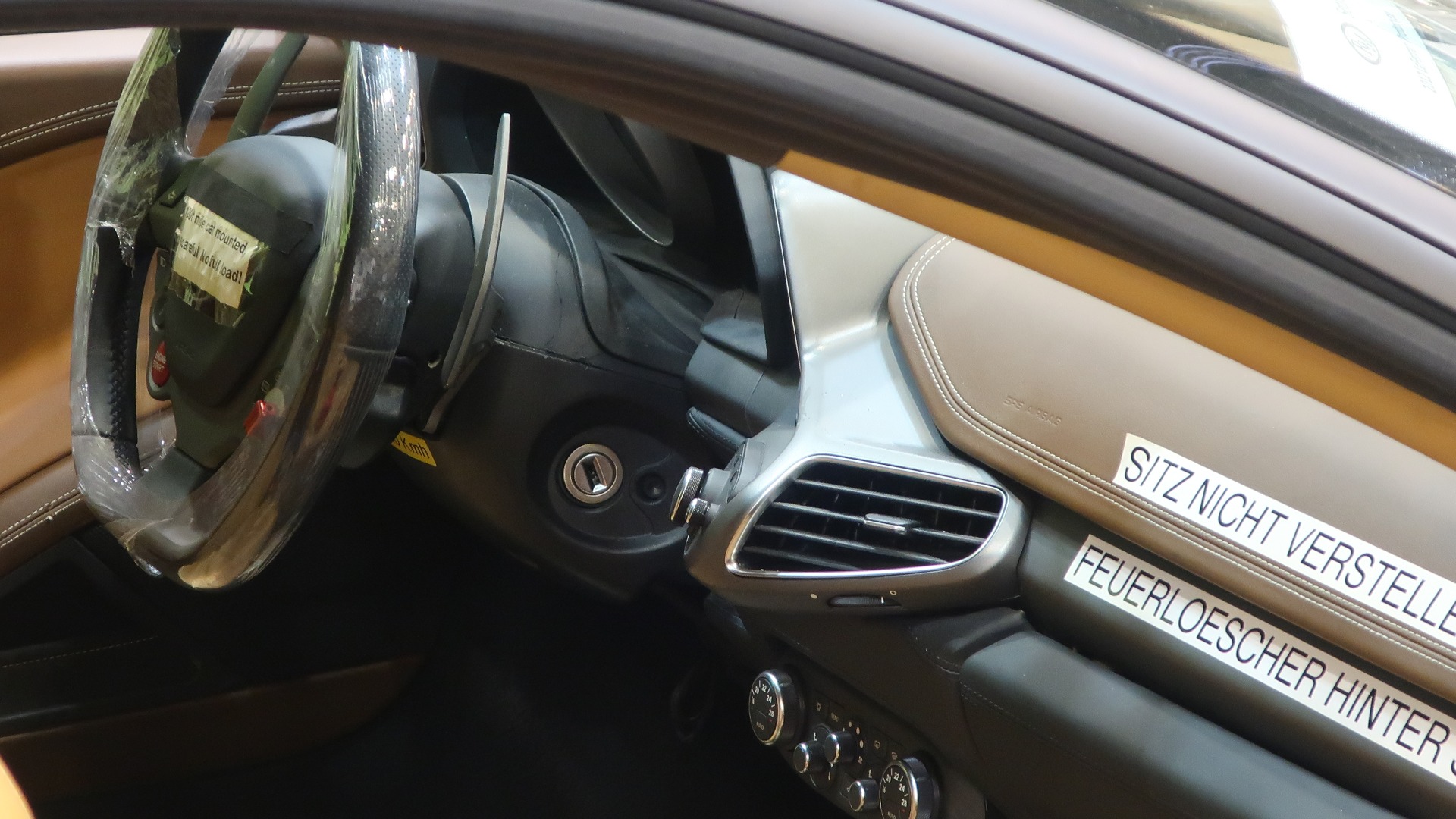 Interiøret er i herlig urørt tilstand, komplett med advarsels-stickers.