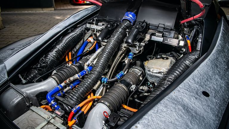 Motorrommet bærer også tydelig preg av å tilhøre en prototype.