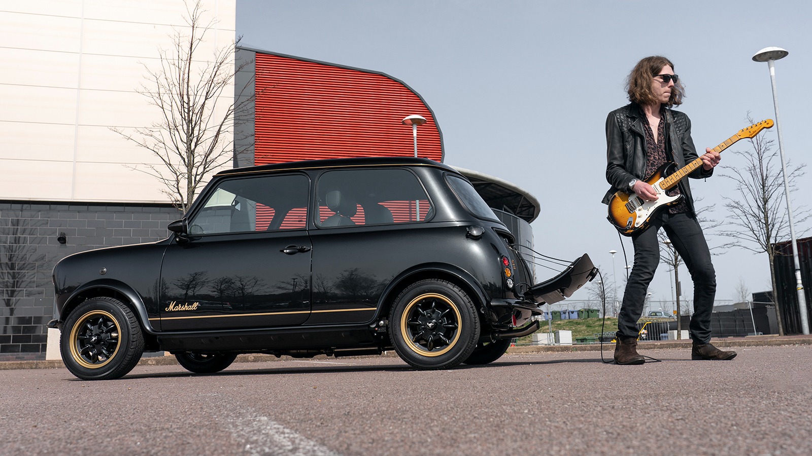 Bagasjerommet har eget strømuttak for den som vil spille gitar.