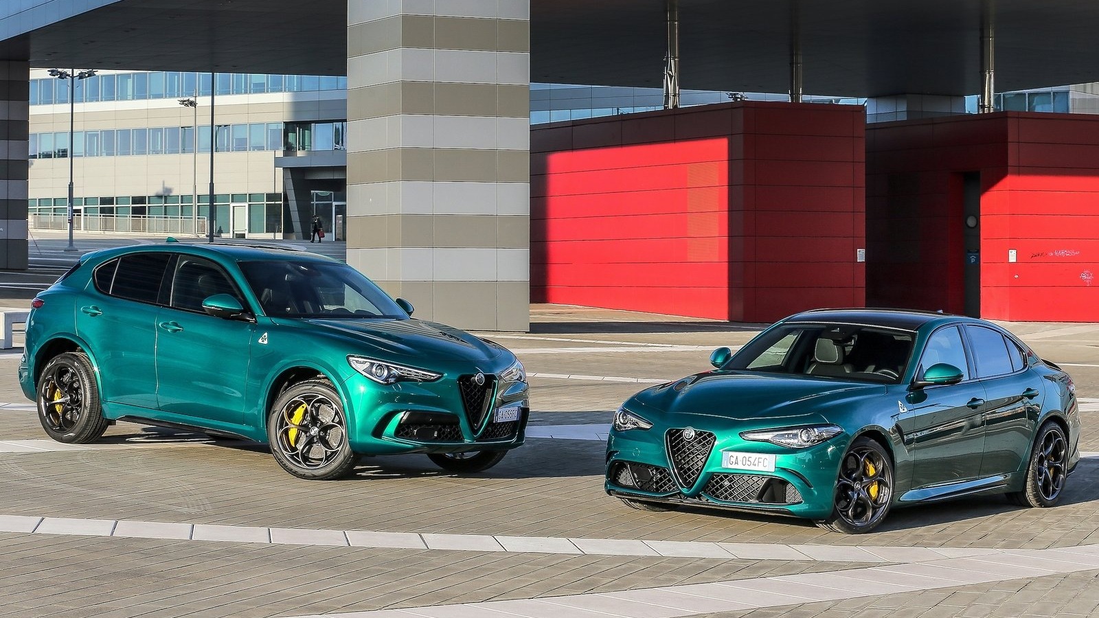 Stelvio ble Alfa Romeos første SUV i produksjon, her som Quadrifoglio utgave med en Giulia Quadrifoglio som selskap.
