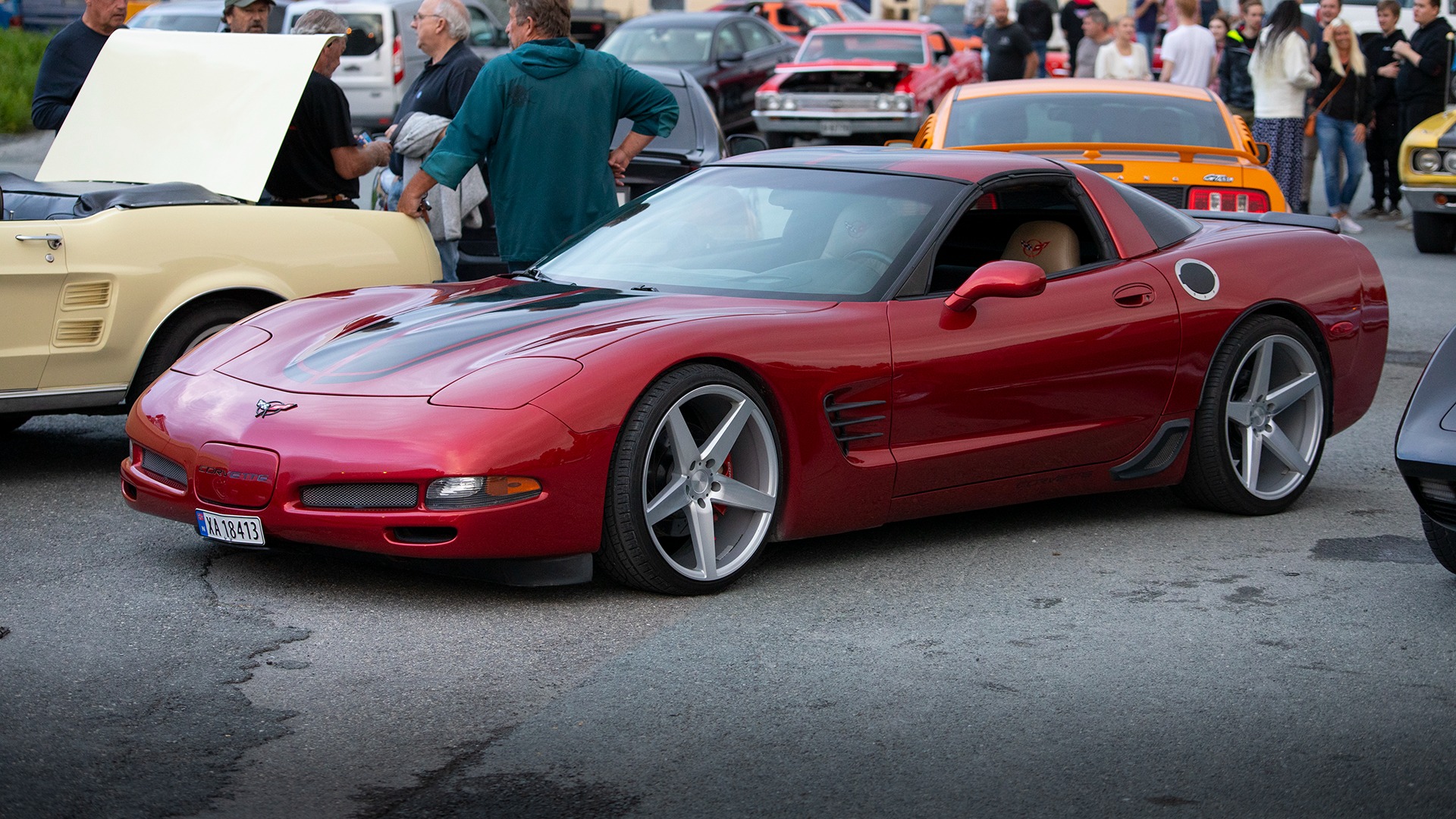 Corvette C5 som skilte seg litt ut fra resten med sin milde styling.